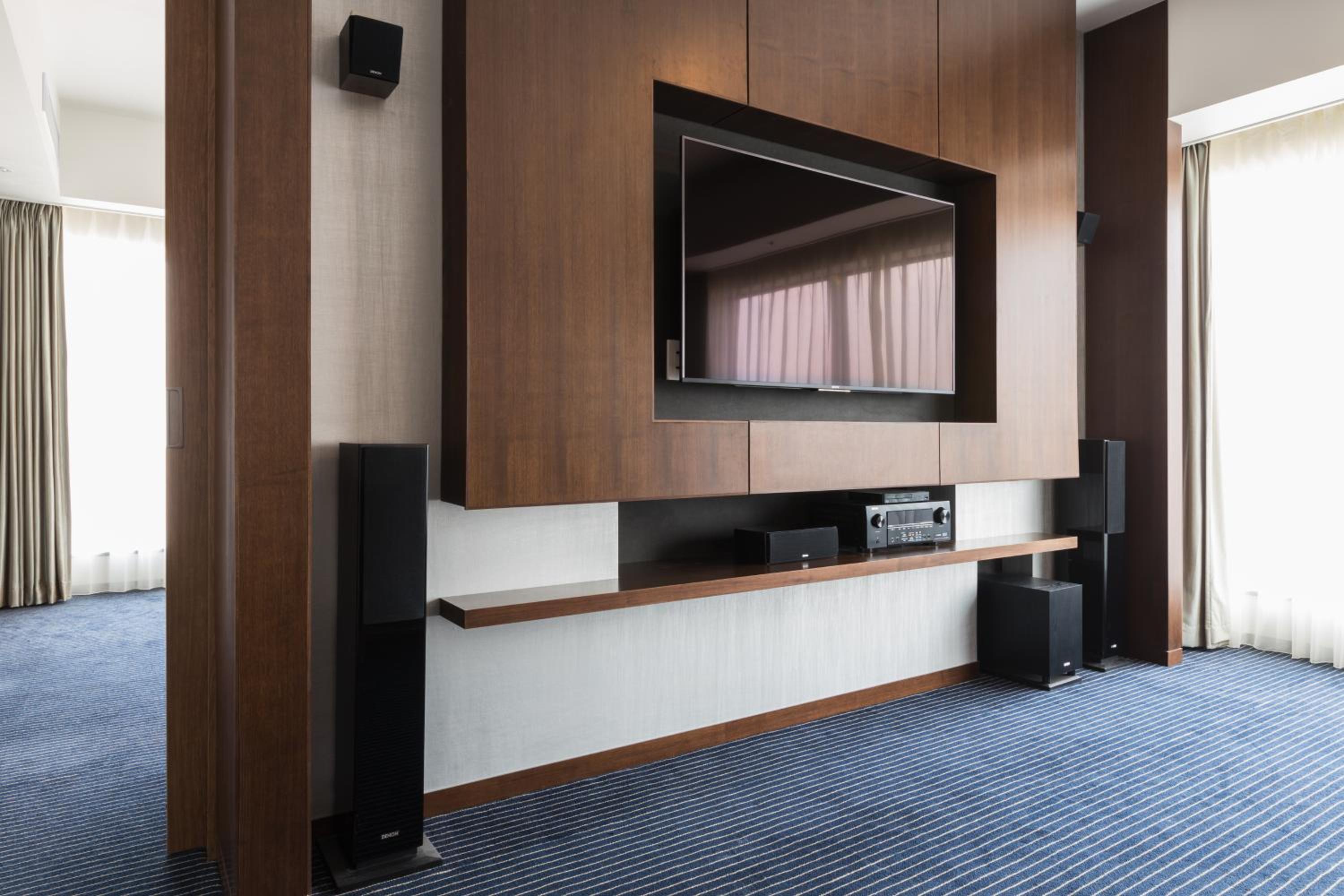 Suite - Photo 13