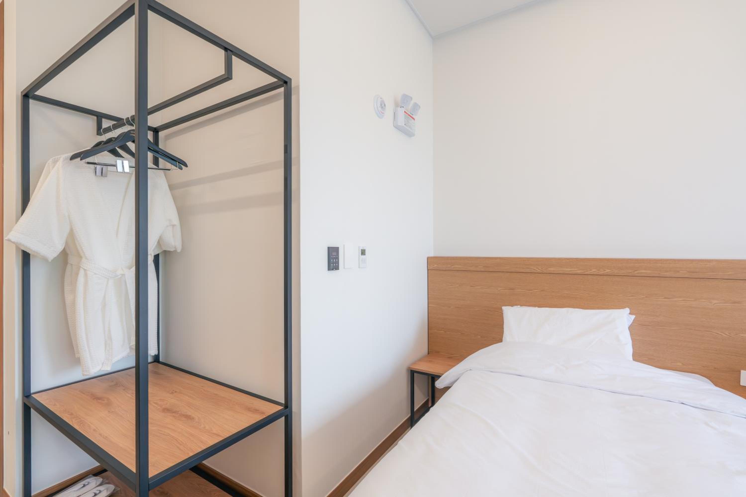 Standard Twin Room - Photo 2