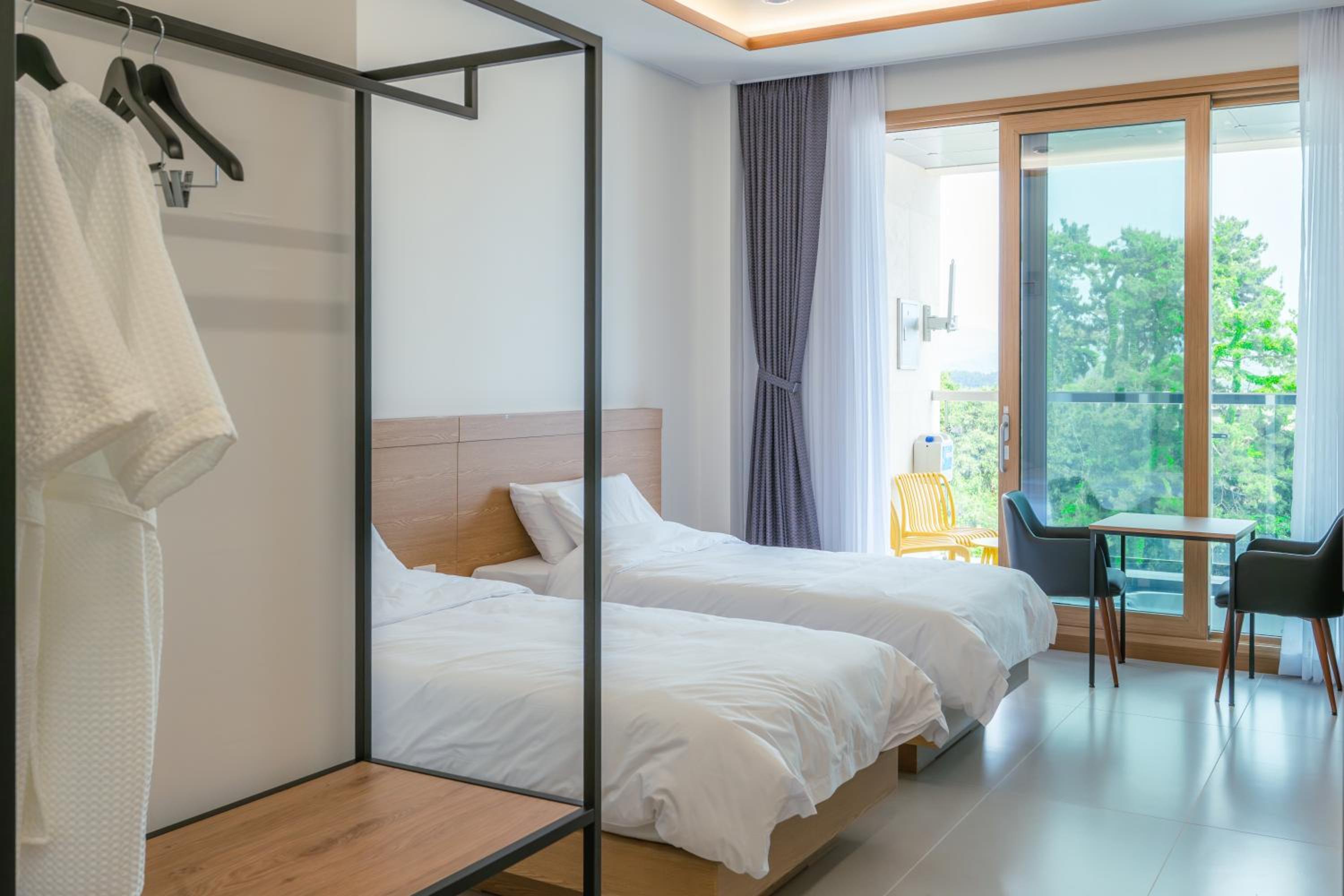 Standard Twin Room - Photo 10