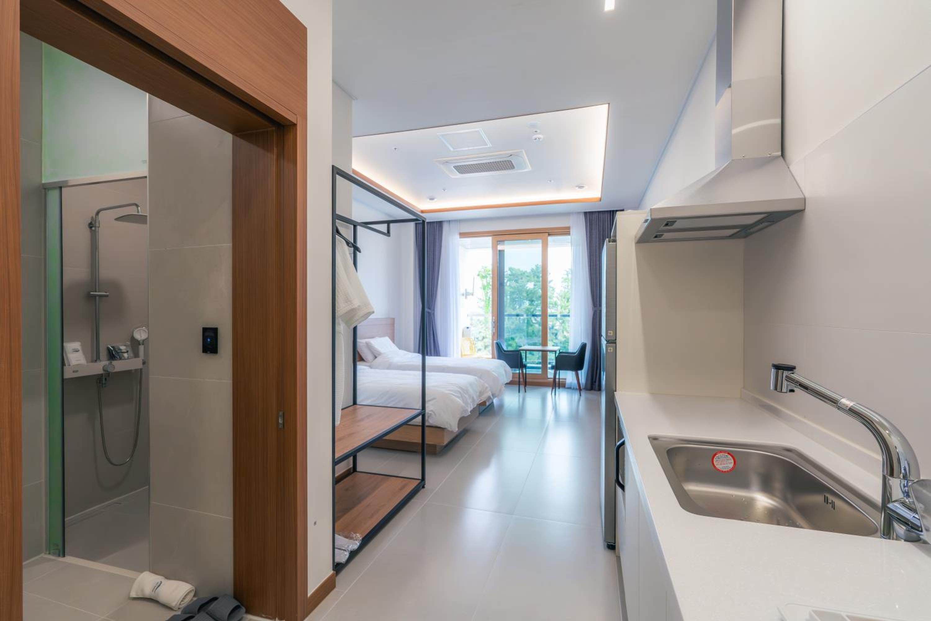 Standard Twin Room - Photo 4