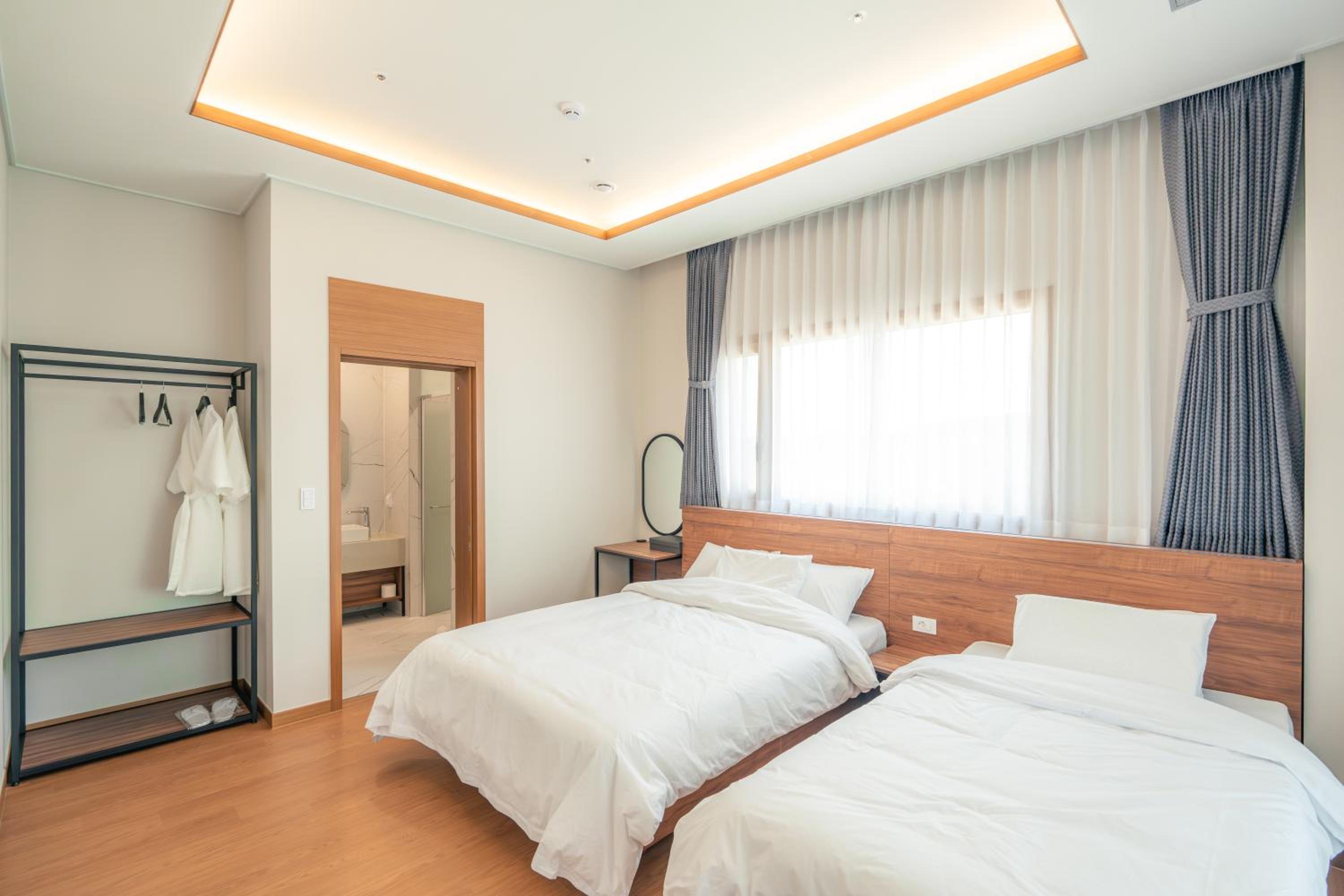 Deluxe Family Room - Photo 8