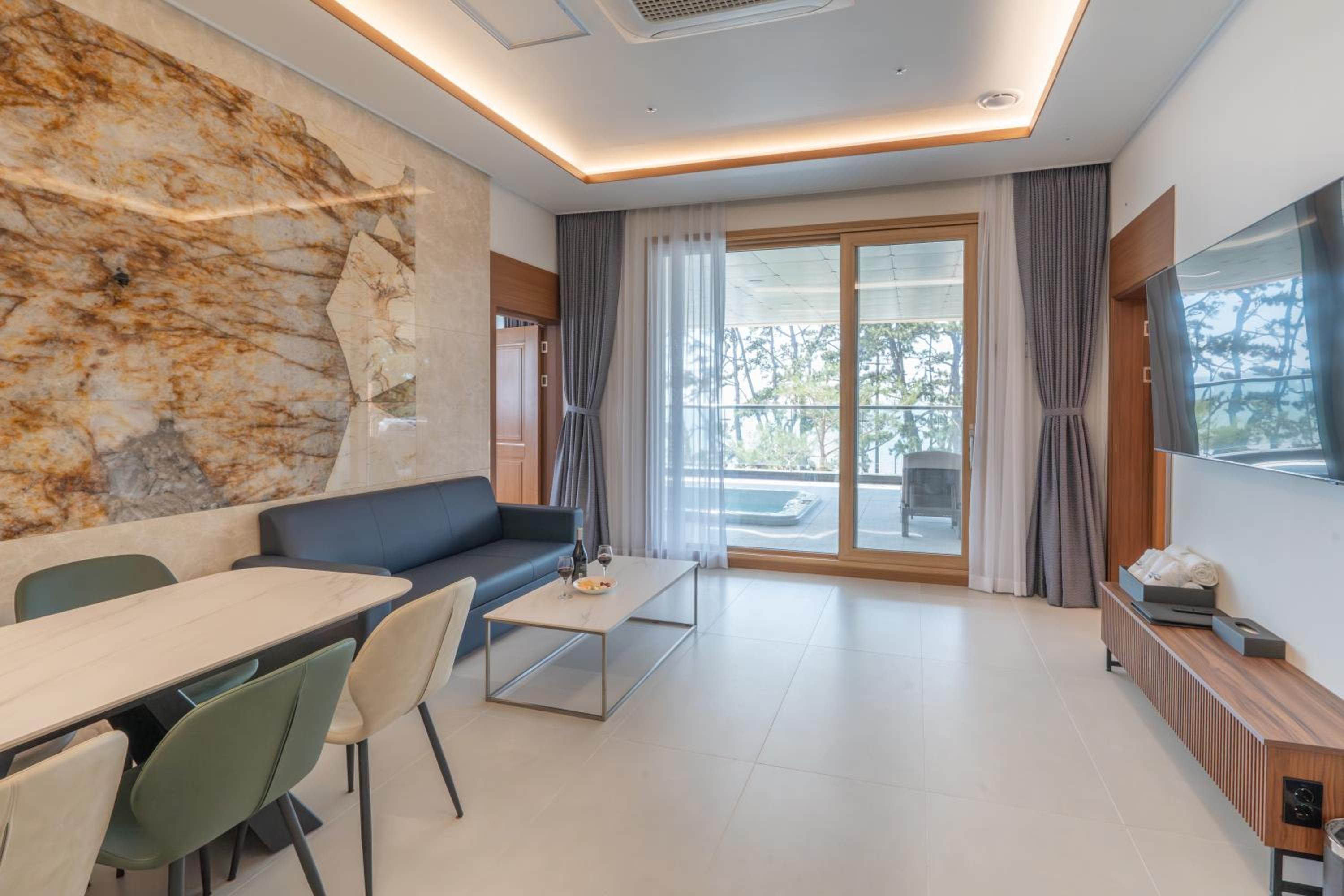 Deluxe Family Room - Photo 1