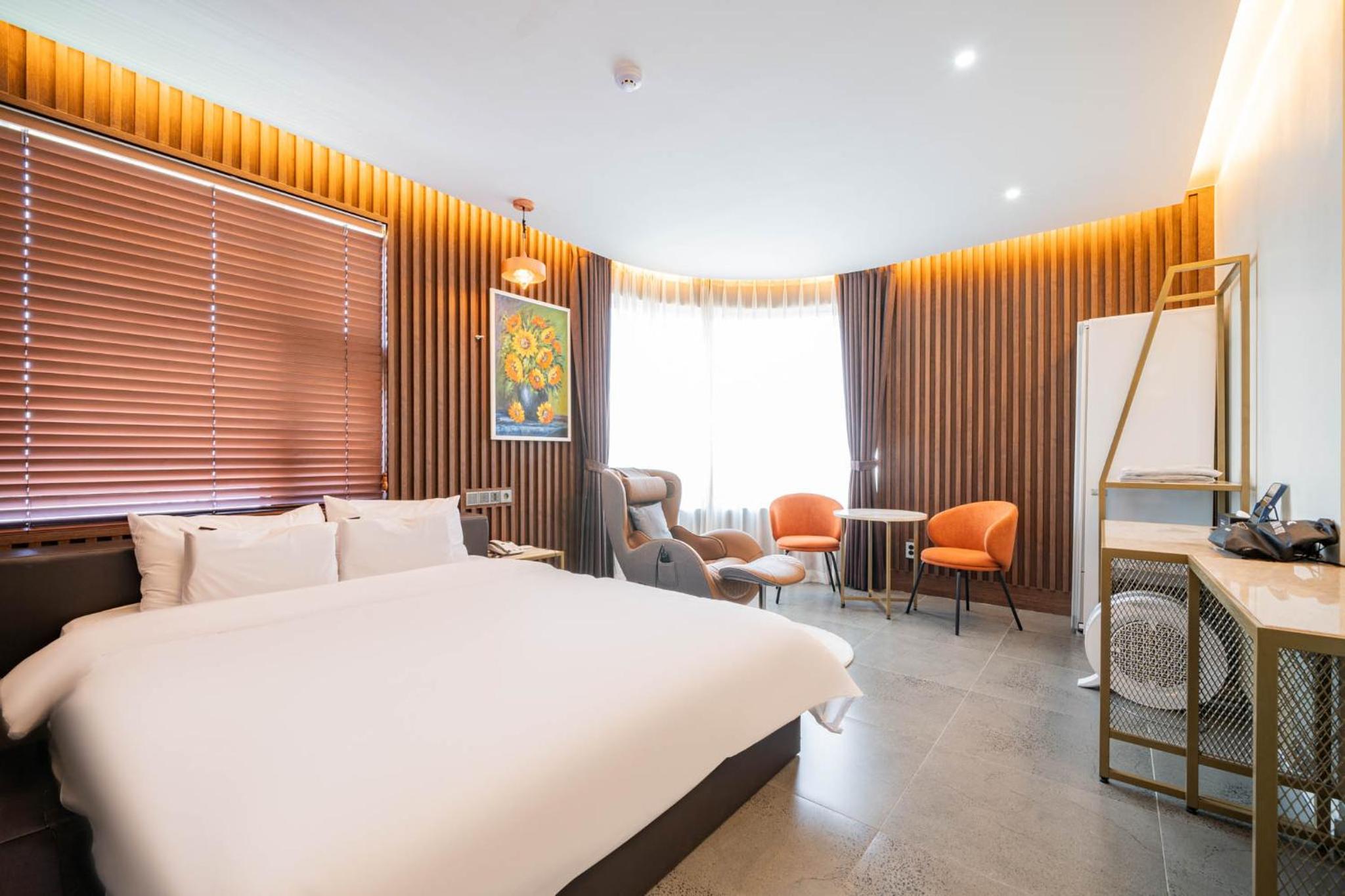 Suite - Photo 1