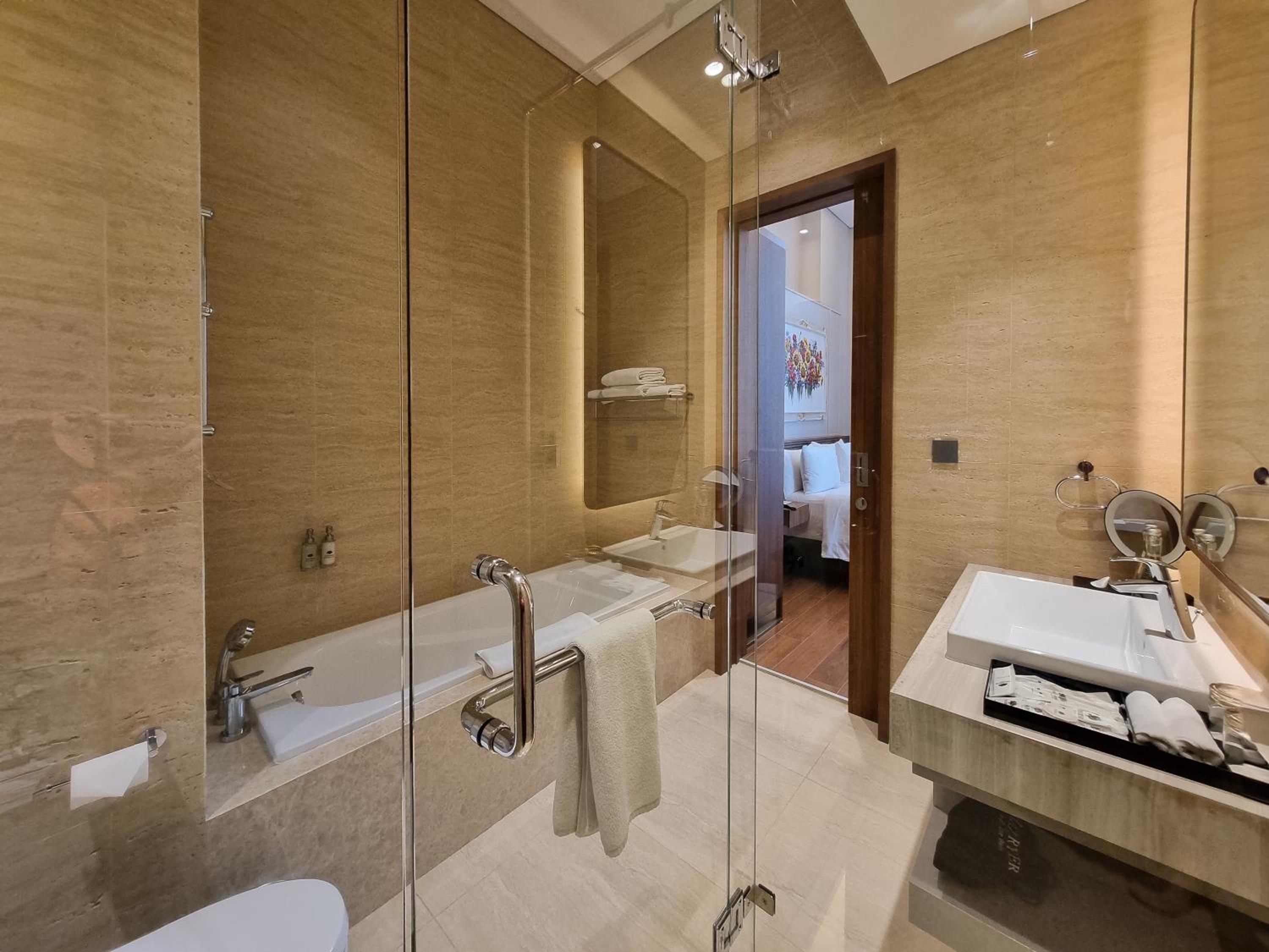 Executive Suite - Photo 4