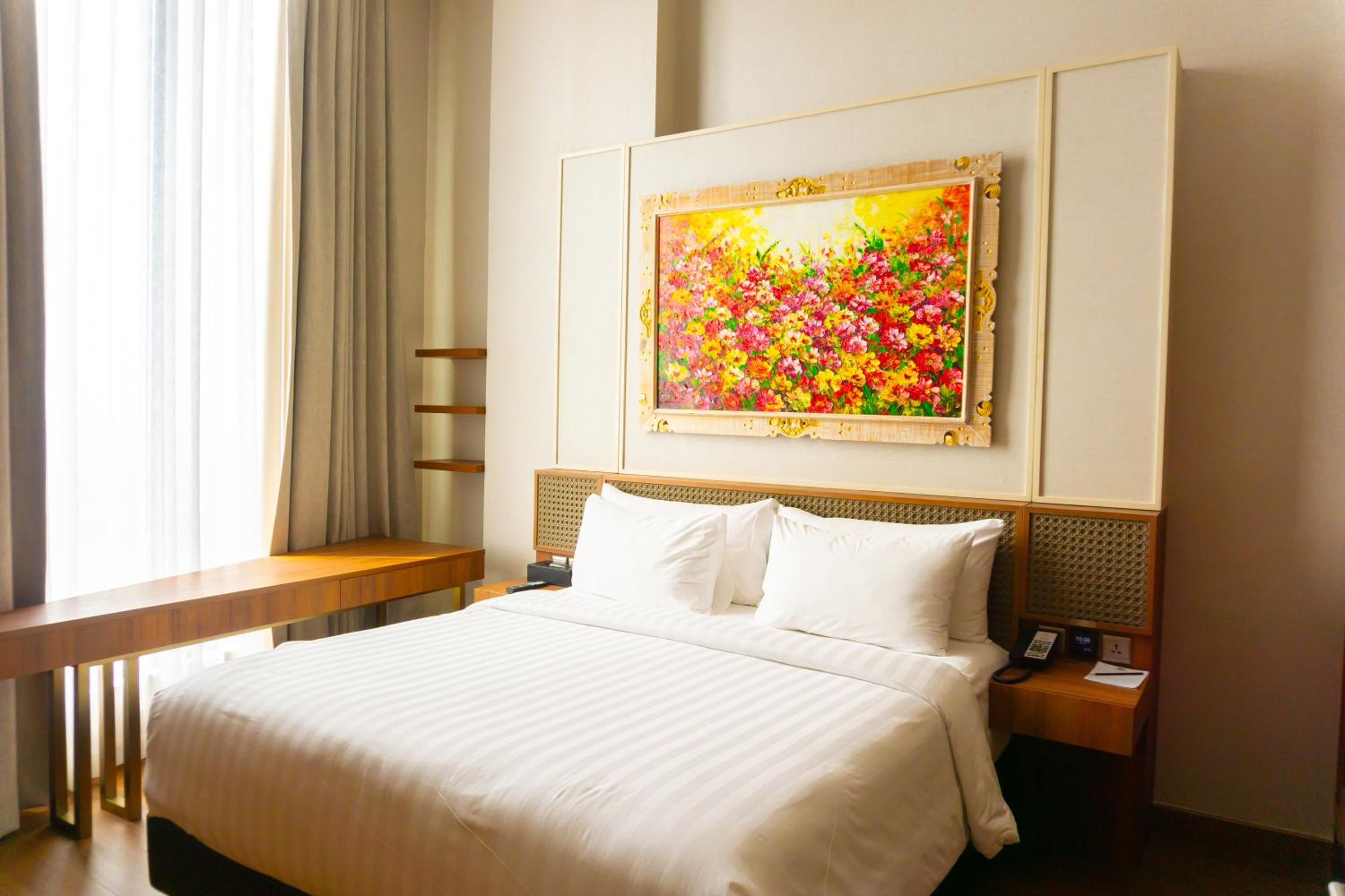 Executive Suite - Photo 2