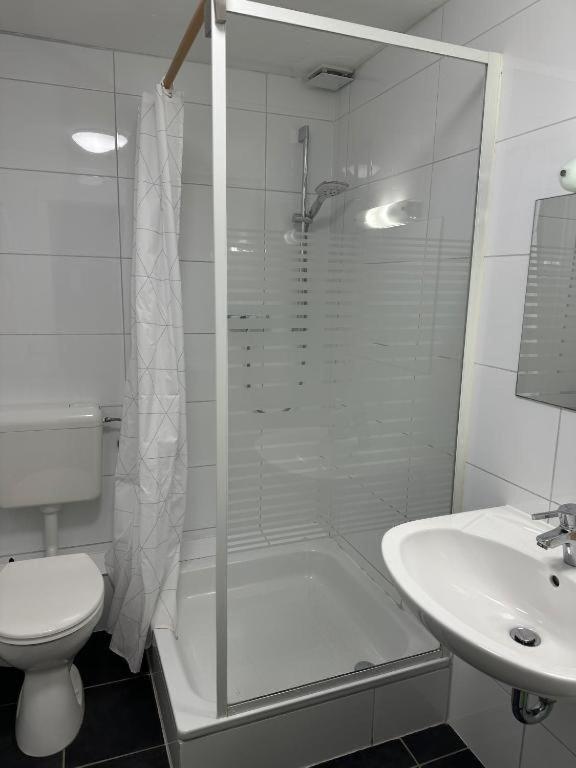 Apartment with separate Toilet and Shower - Photo 3