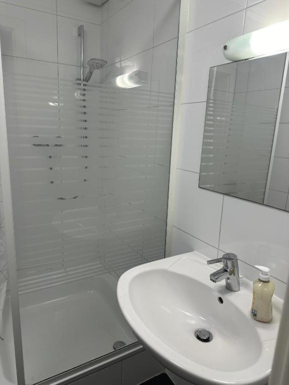 Apartment with separate Toilet and Shower - Photo 4