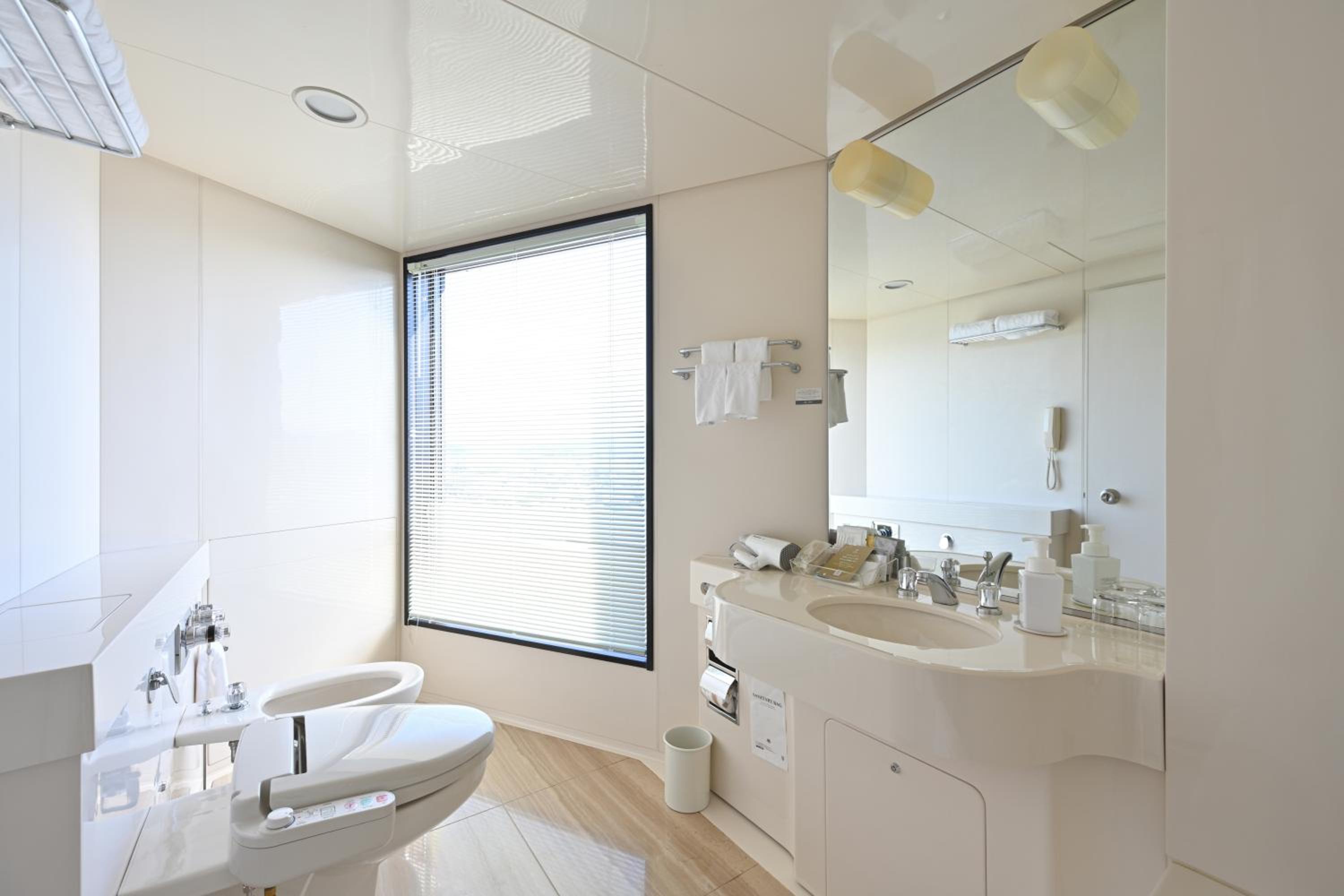 Deluxe Suite Room 21-30F - Non-Smoking - Photo 2