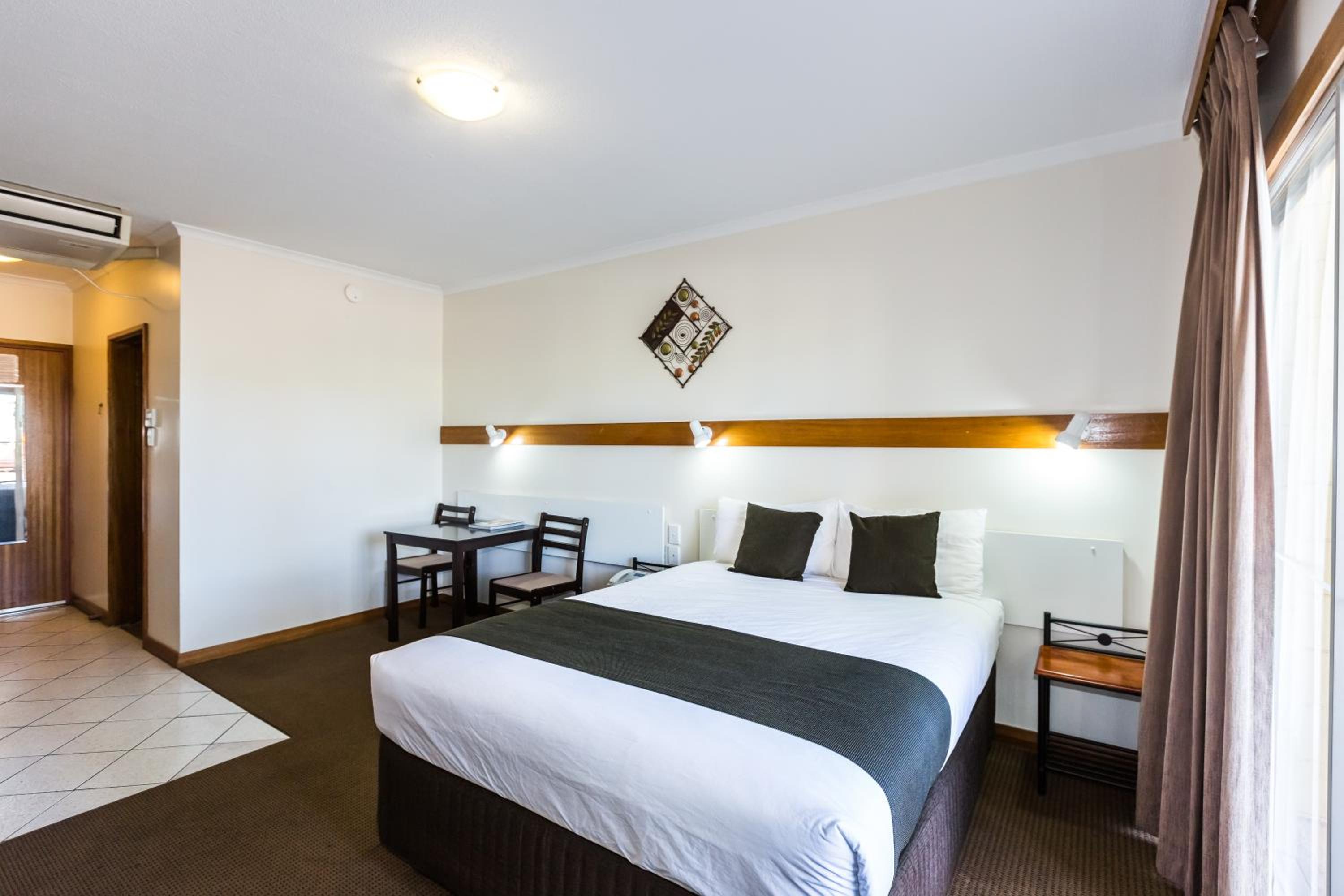 Deluxe Queen Room - Photo 1