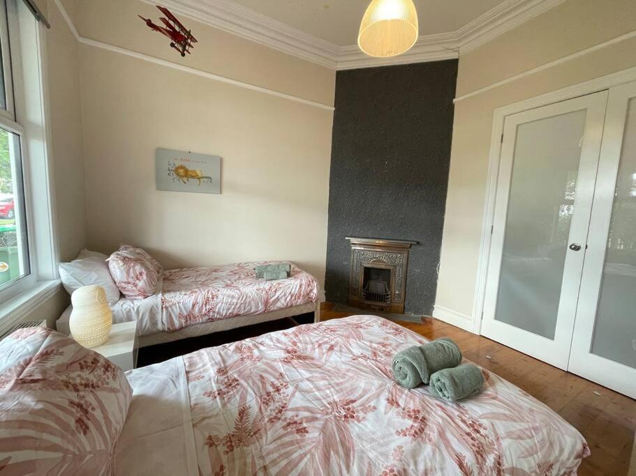 Five-Bedroom House photo 1