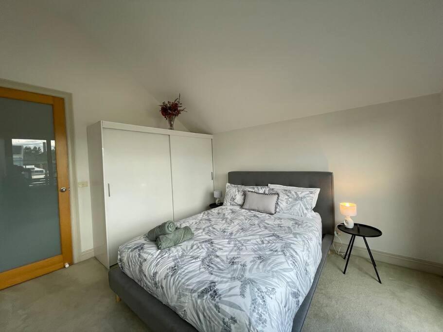 Five-Bedroom House photo 3