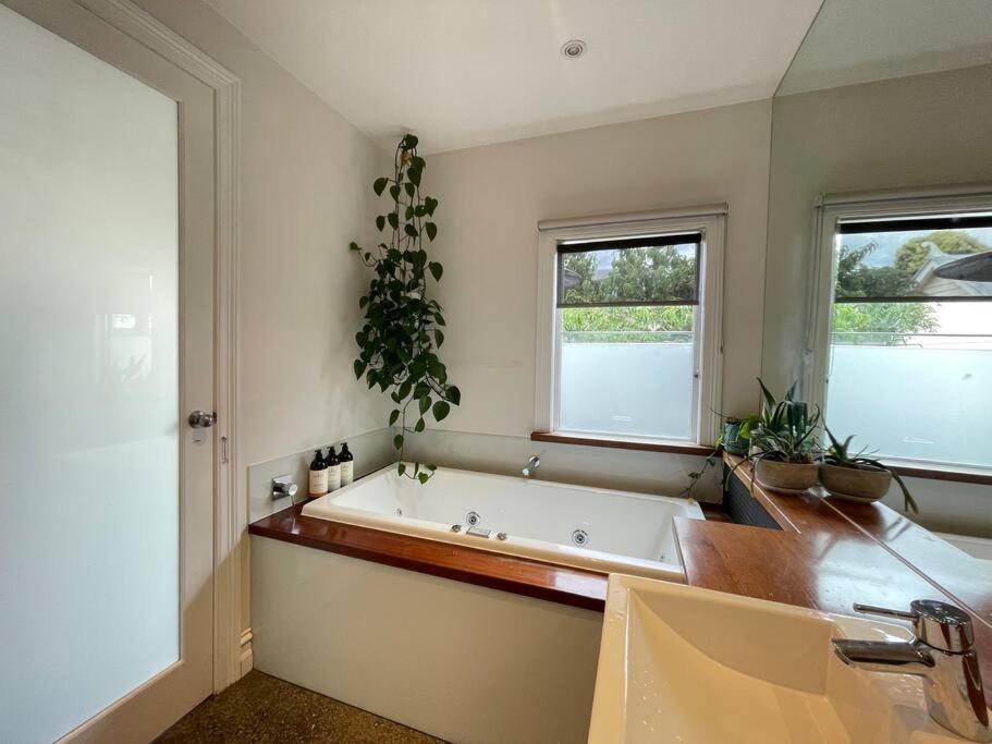Five-Bedroom House photo 2