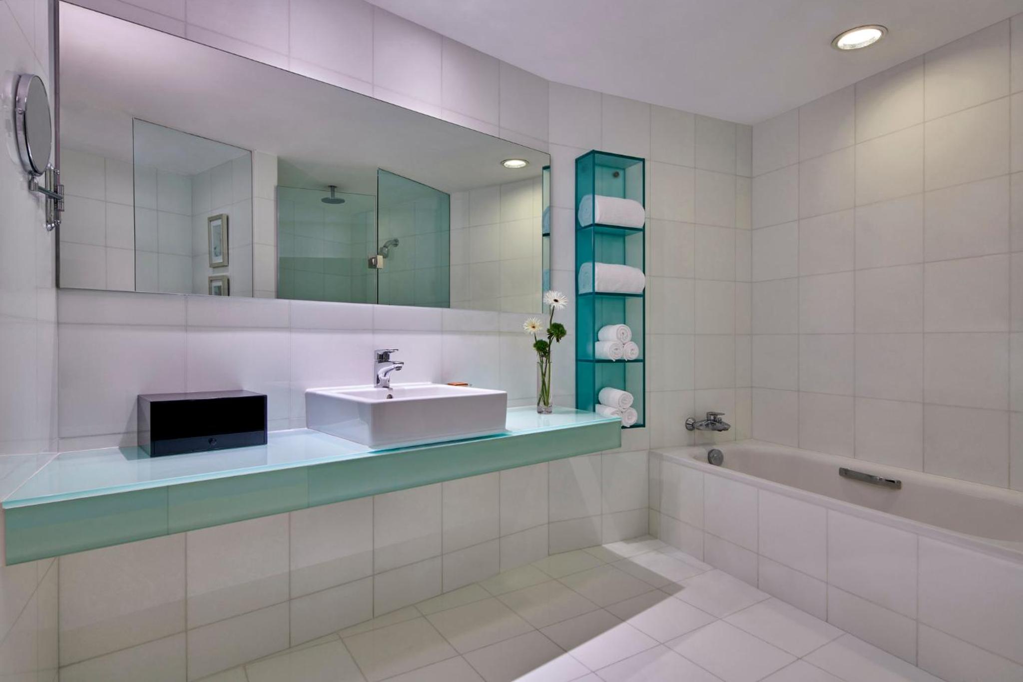 Junior King Suite with Sea View - High Floor - Photo 4