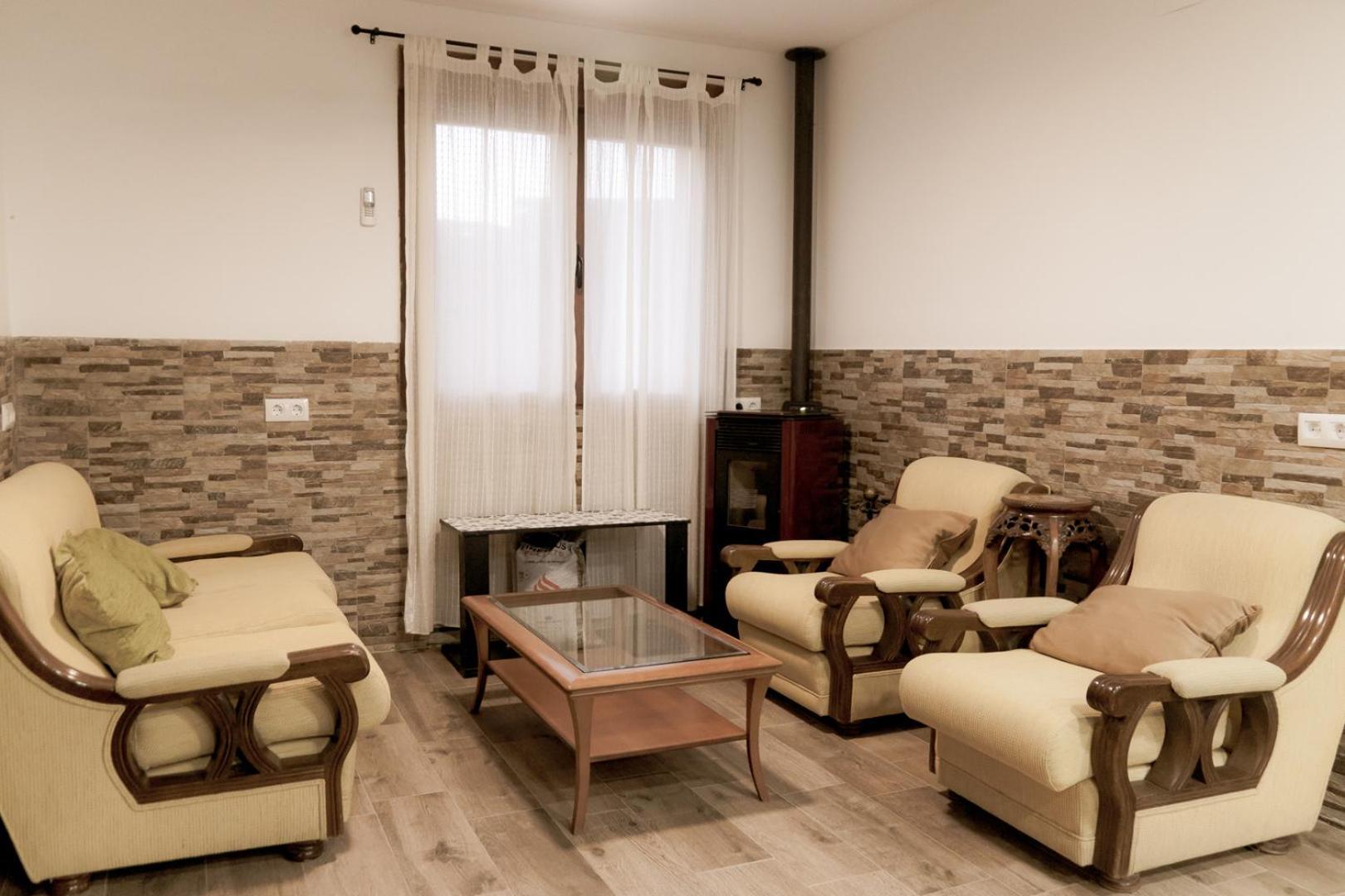 Eight-Bedroom House photo 3