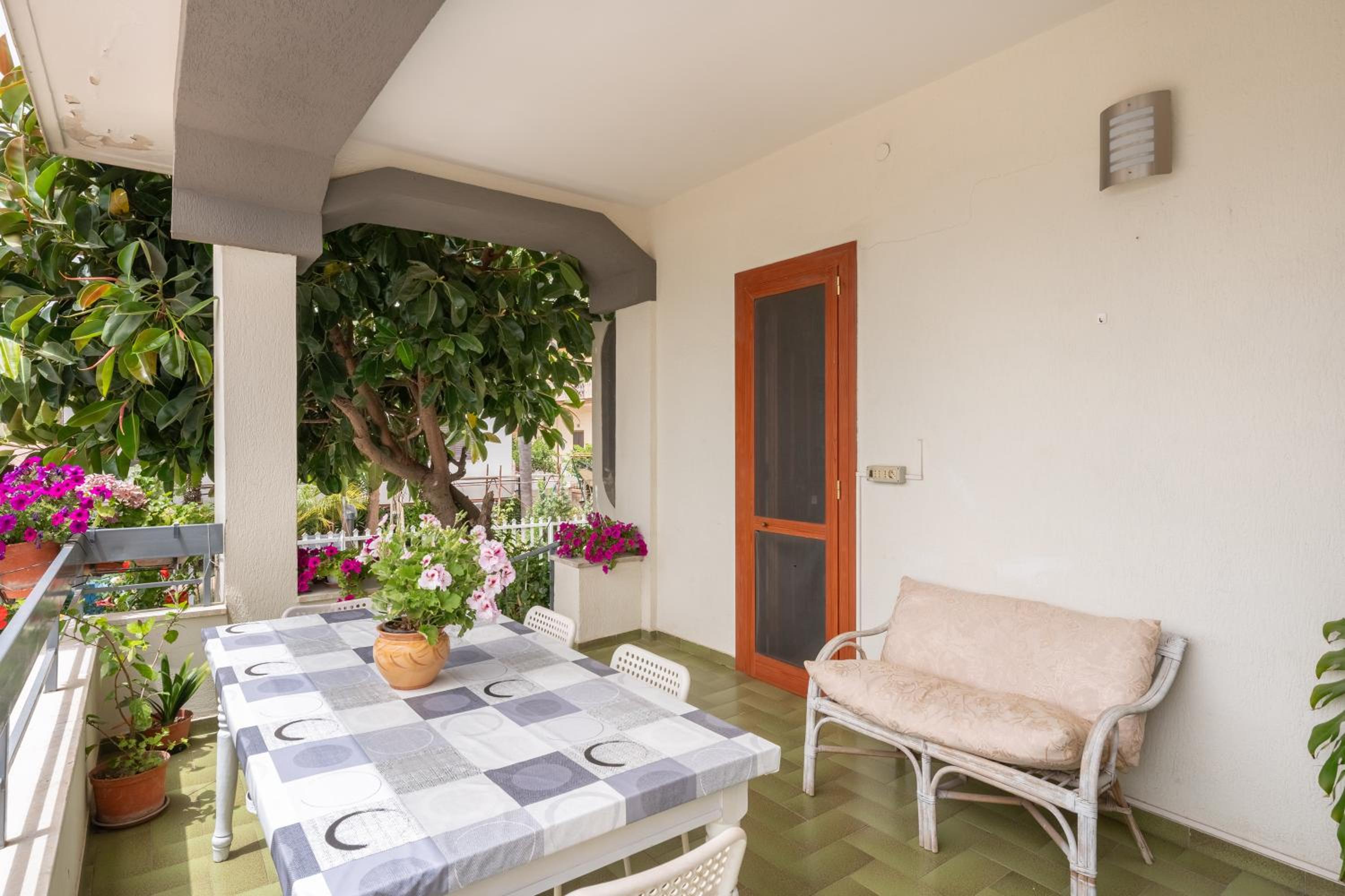 Double Room with Patio - Photo 9