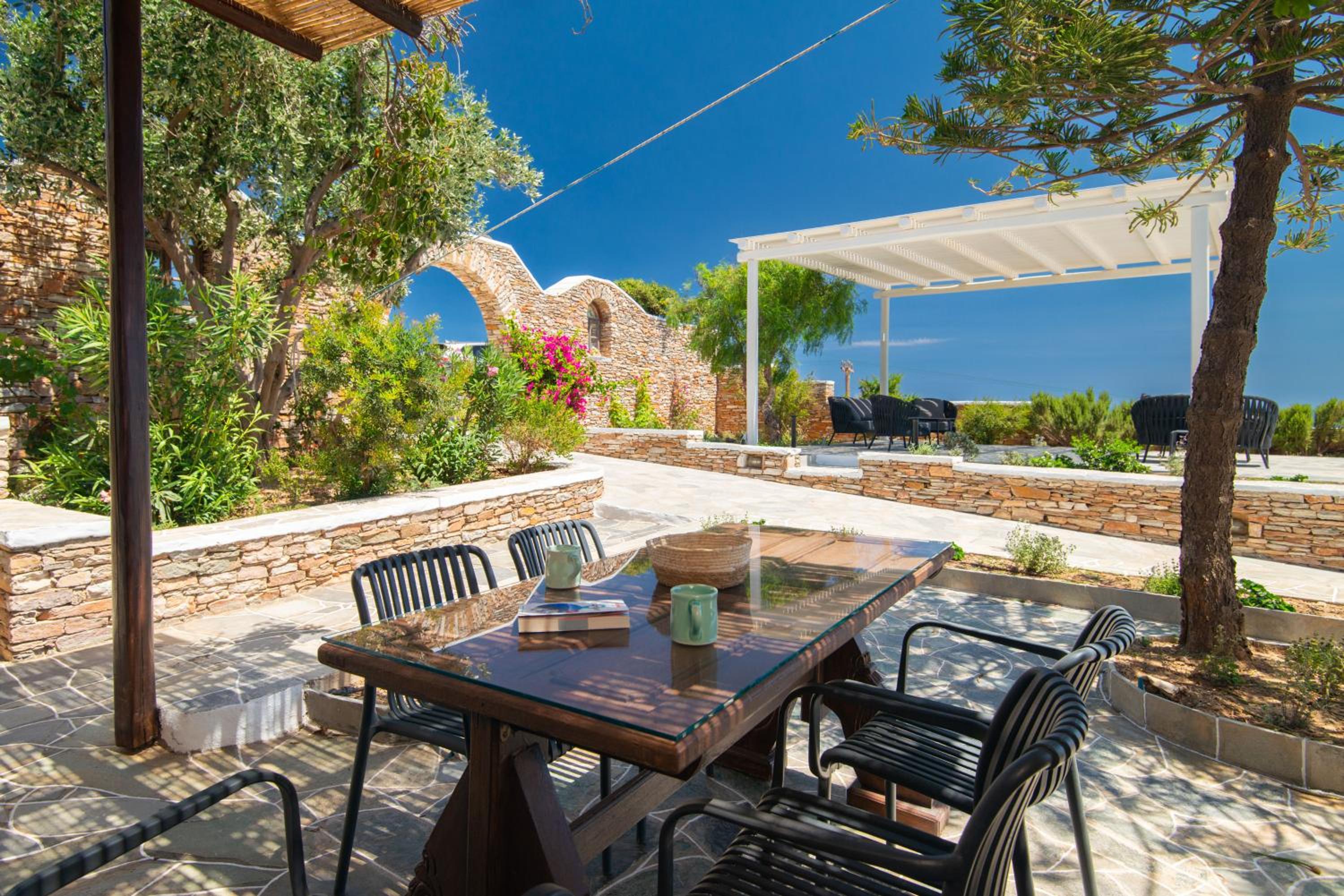 Two-Bedroom Apartment with Garden View and Partial Sea View photo 2