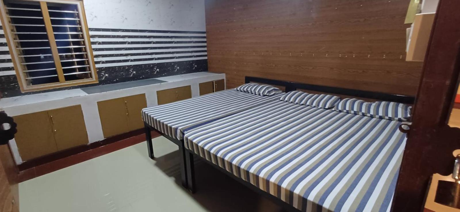 Economy Triple Room With Shared Bathroom photo 1