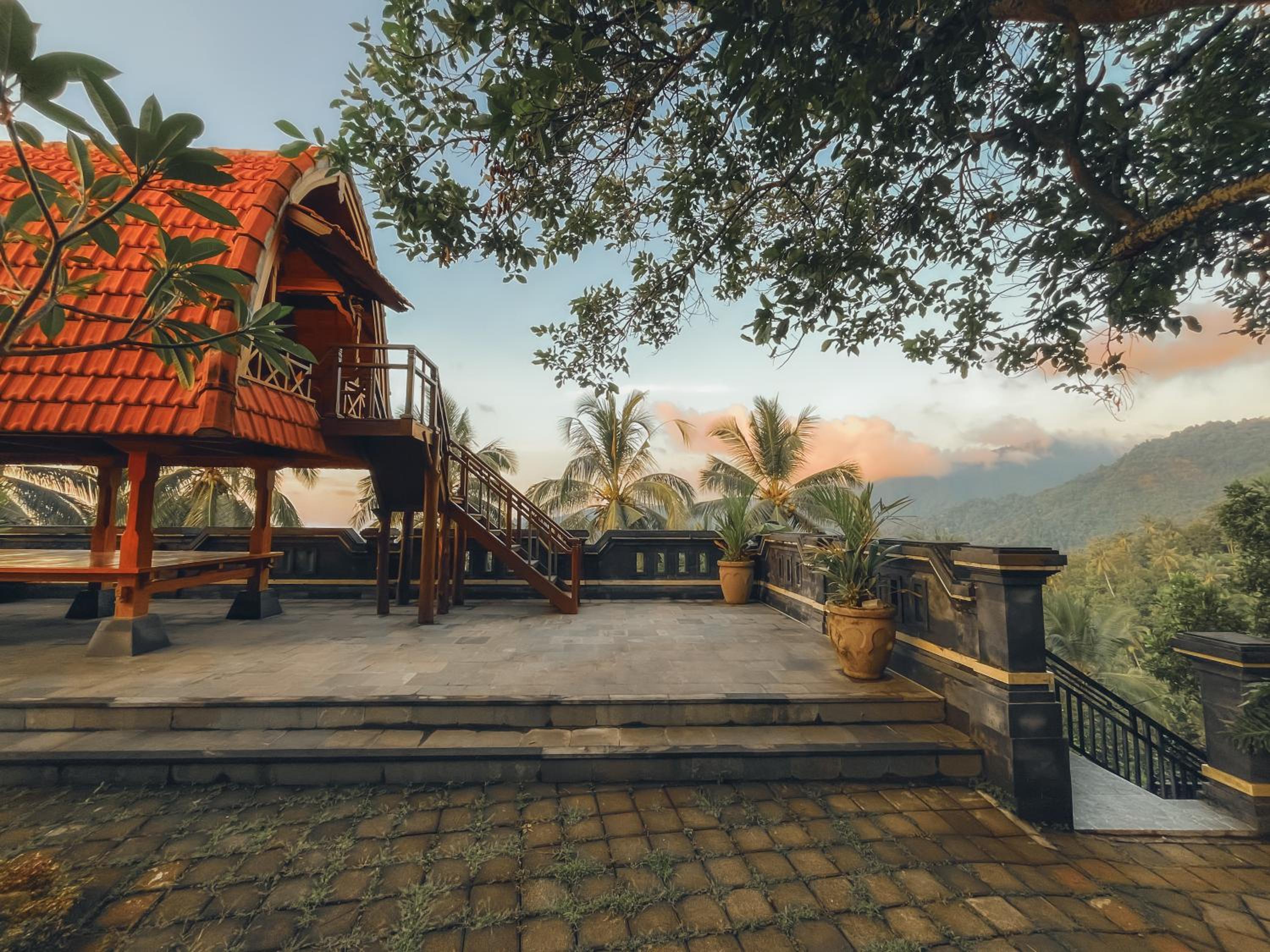 Traditional Balinese Lumbung House with Shared Toilet - Photo 36