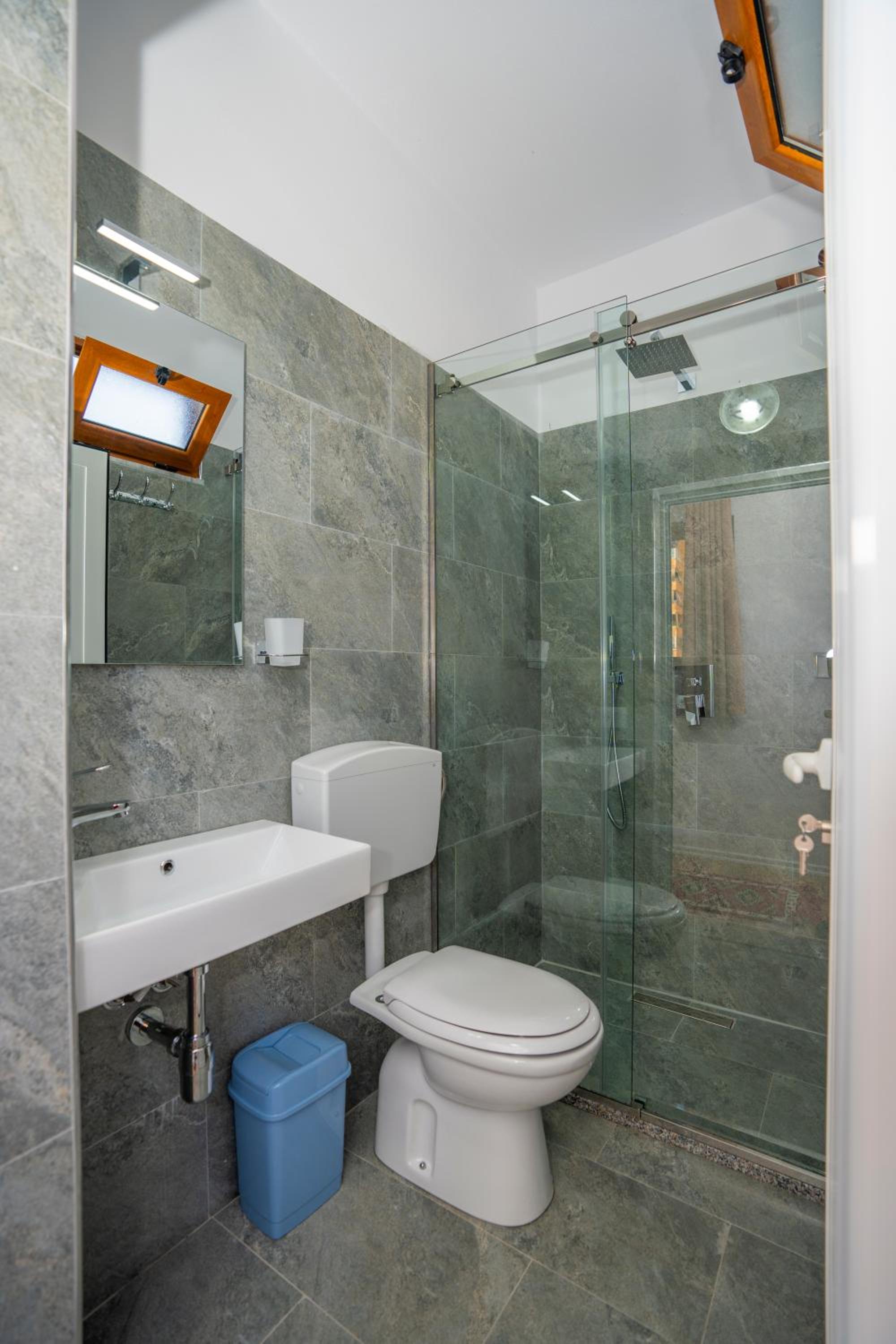 Single Room with Private Bathroom photo 2