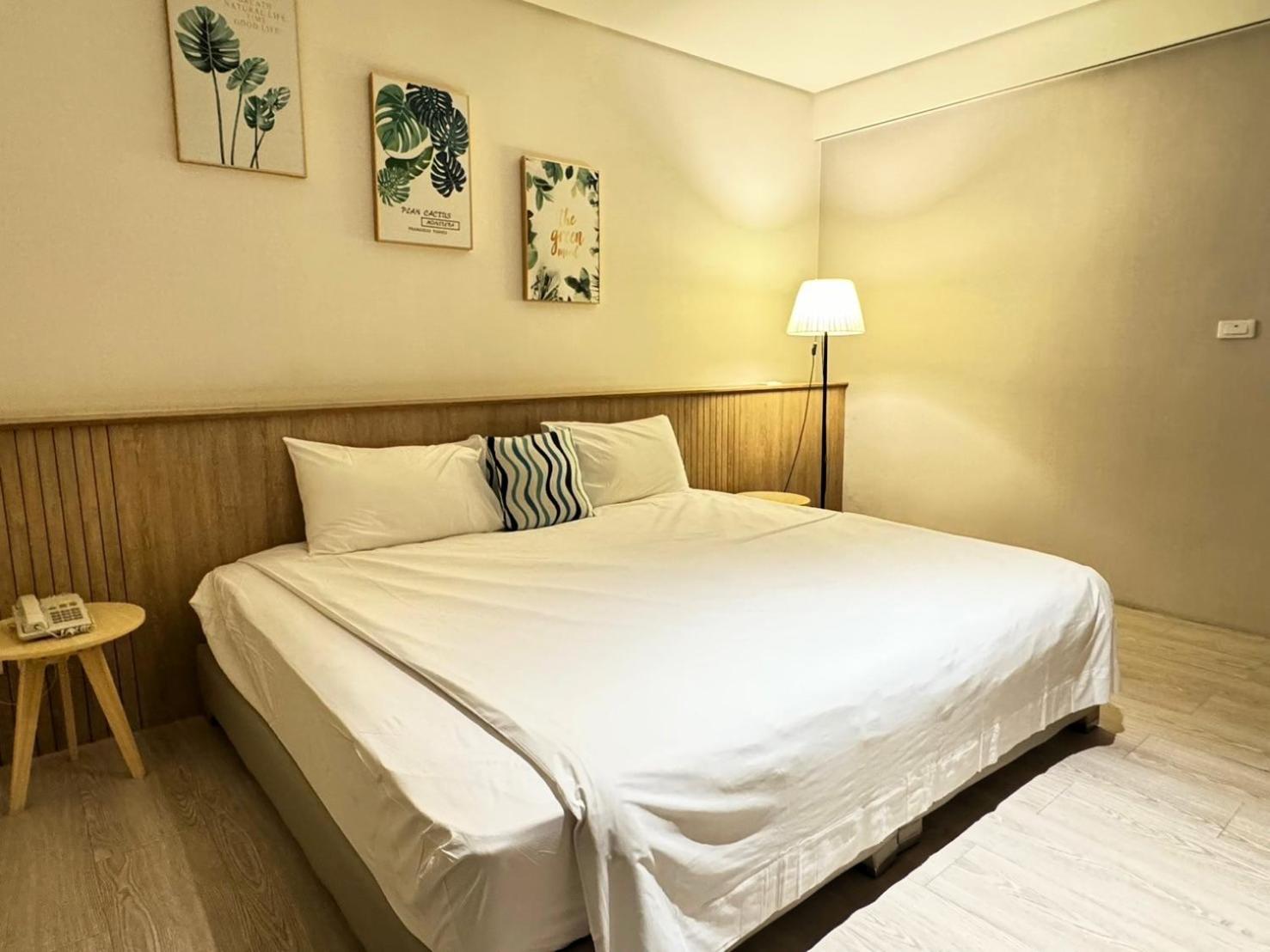 Deluxe King Room - Photo 10