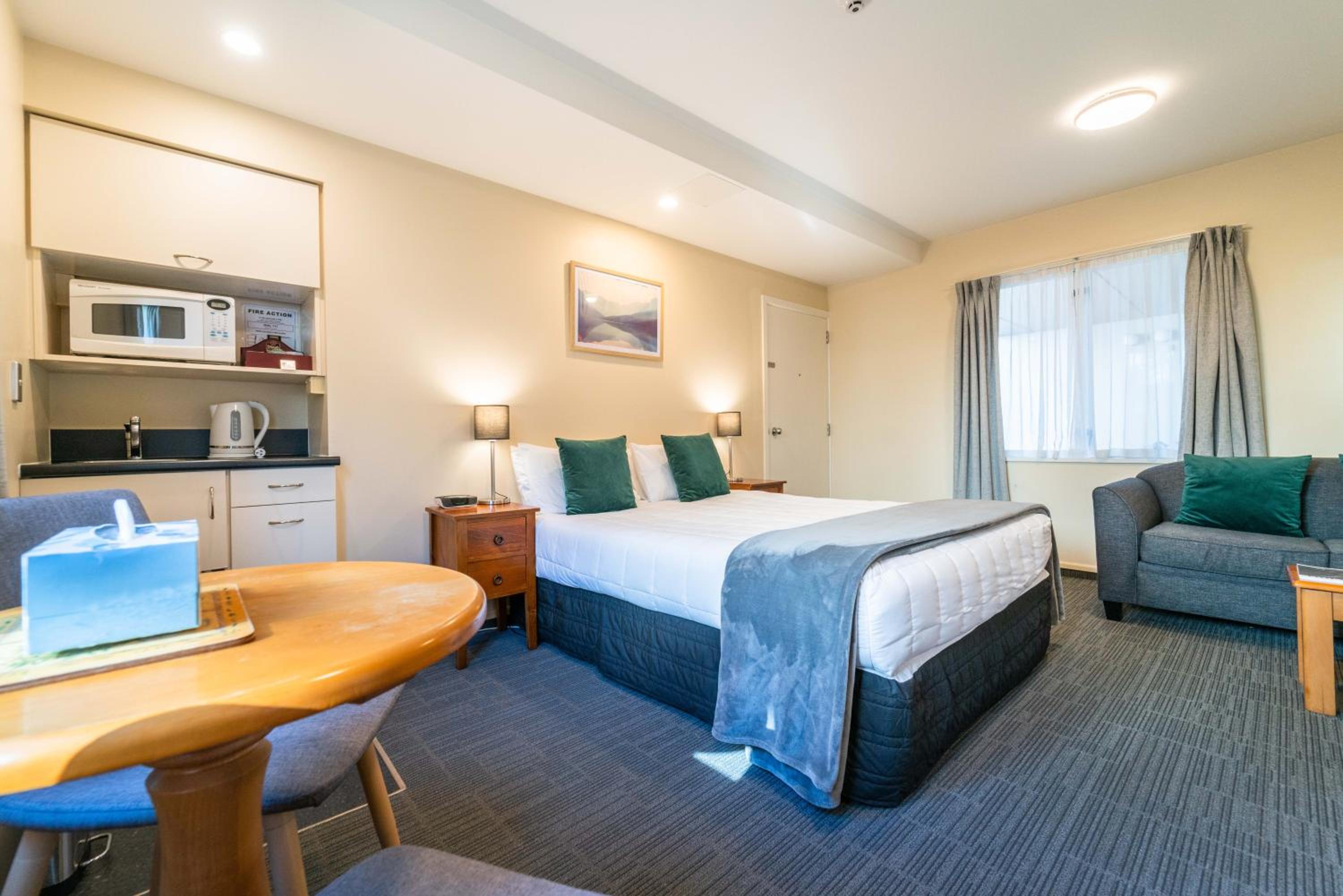 Queen Studio photo 2