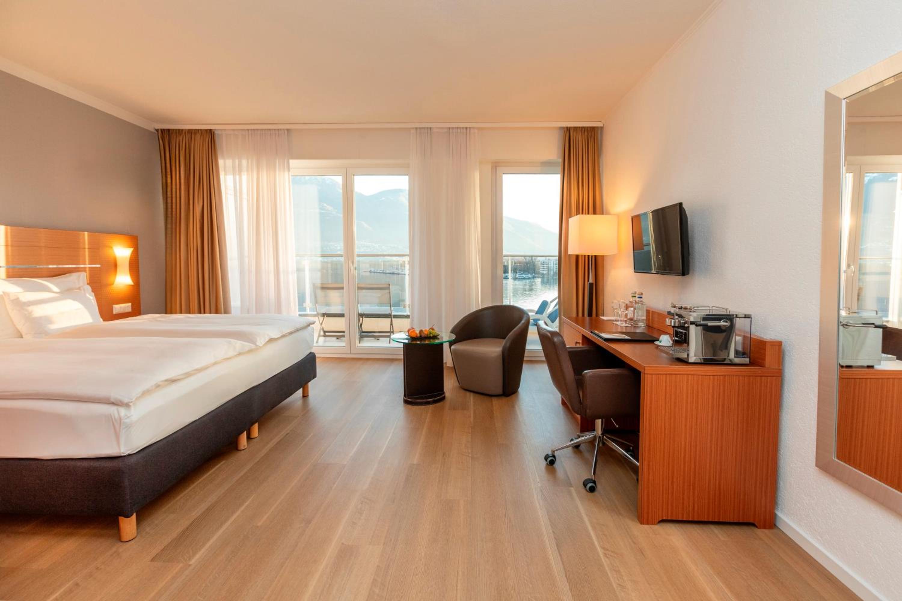 Superior Double Room with Lake View - High Floor