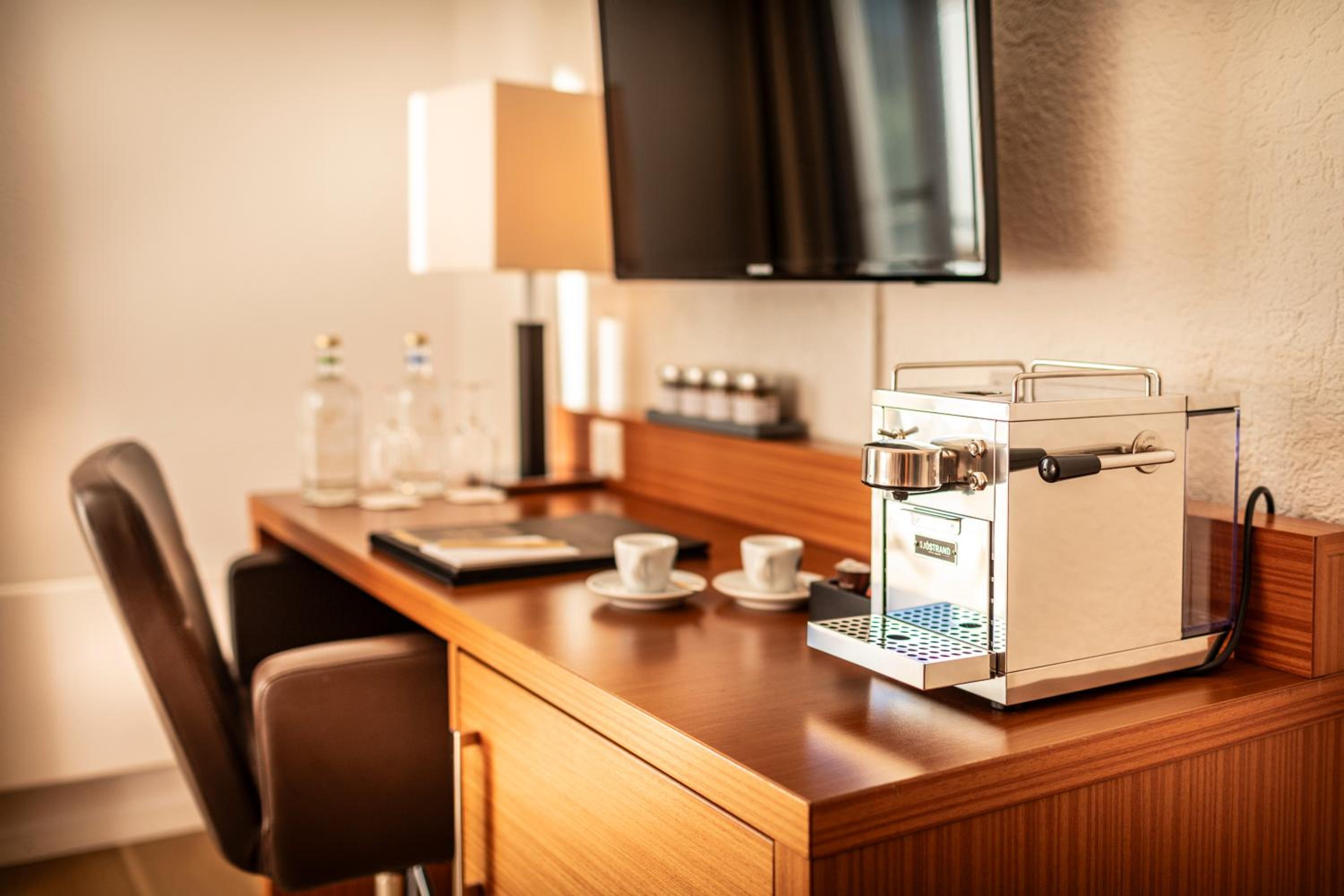 Single Room with Lake View thumbnail 5
