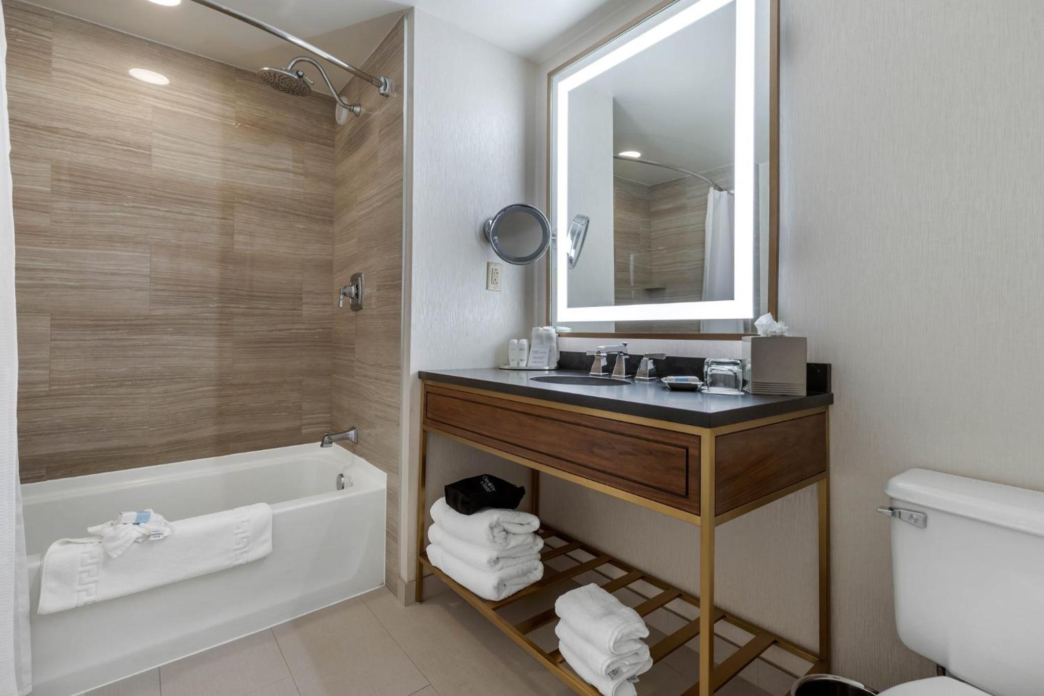 Deluxe Room - 1 queen bed - Photo 4