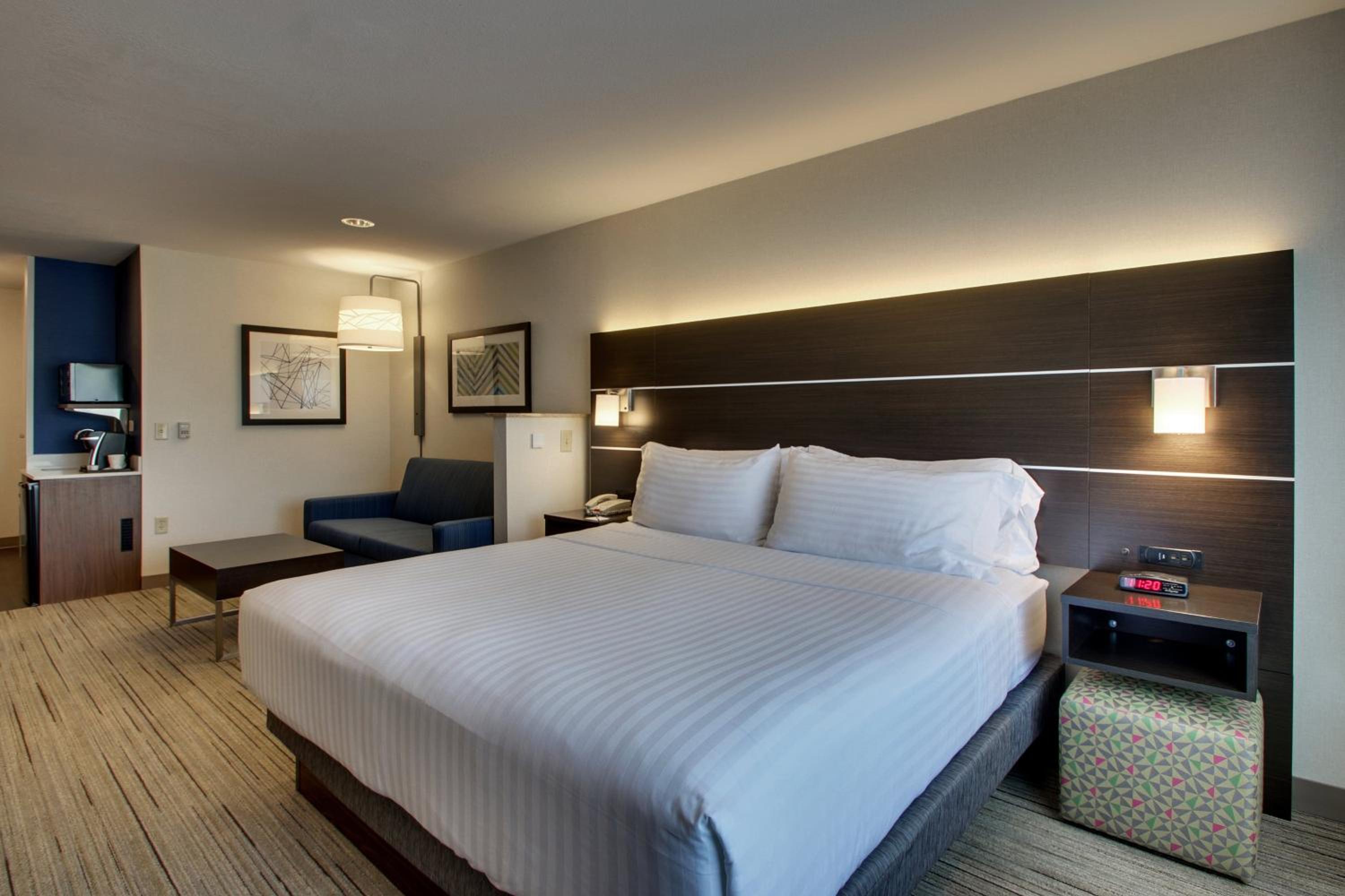 King Suite - Disability Access - Photo 1