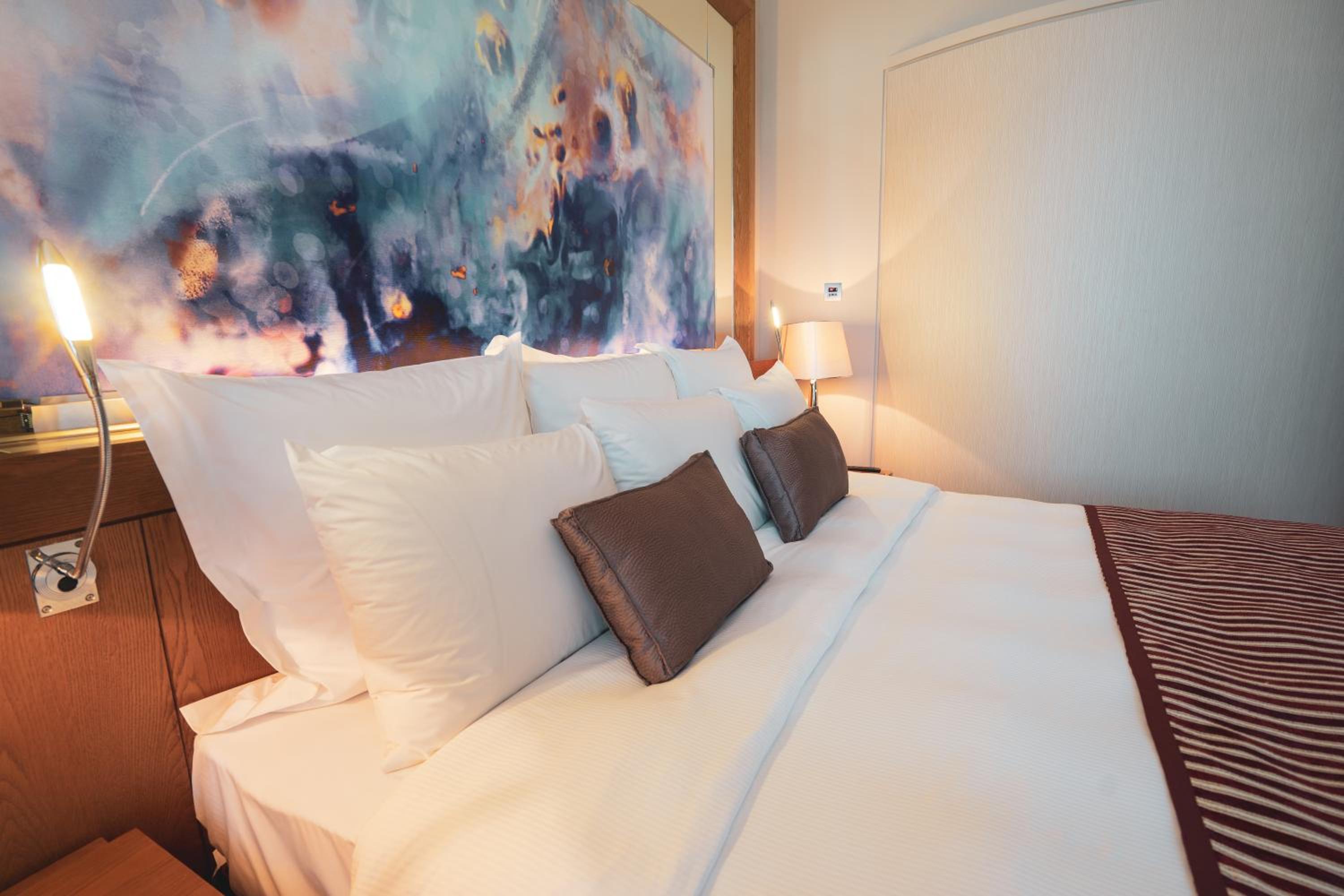 Deluxe King Room - Photo 2