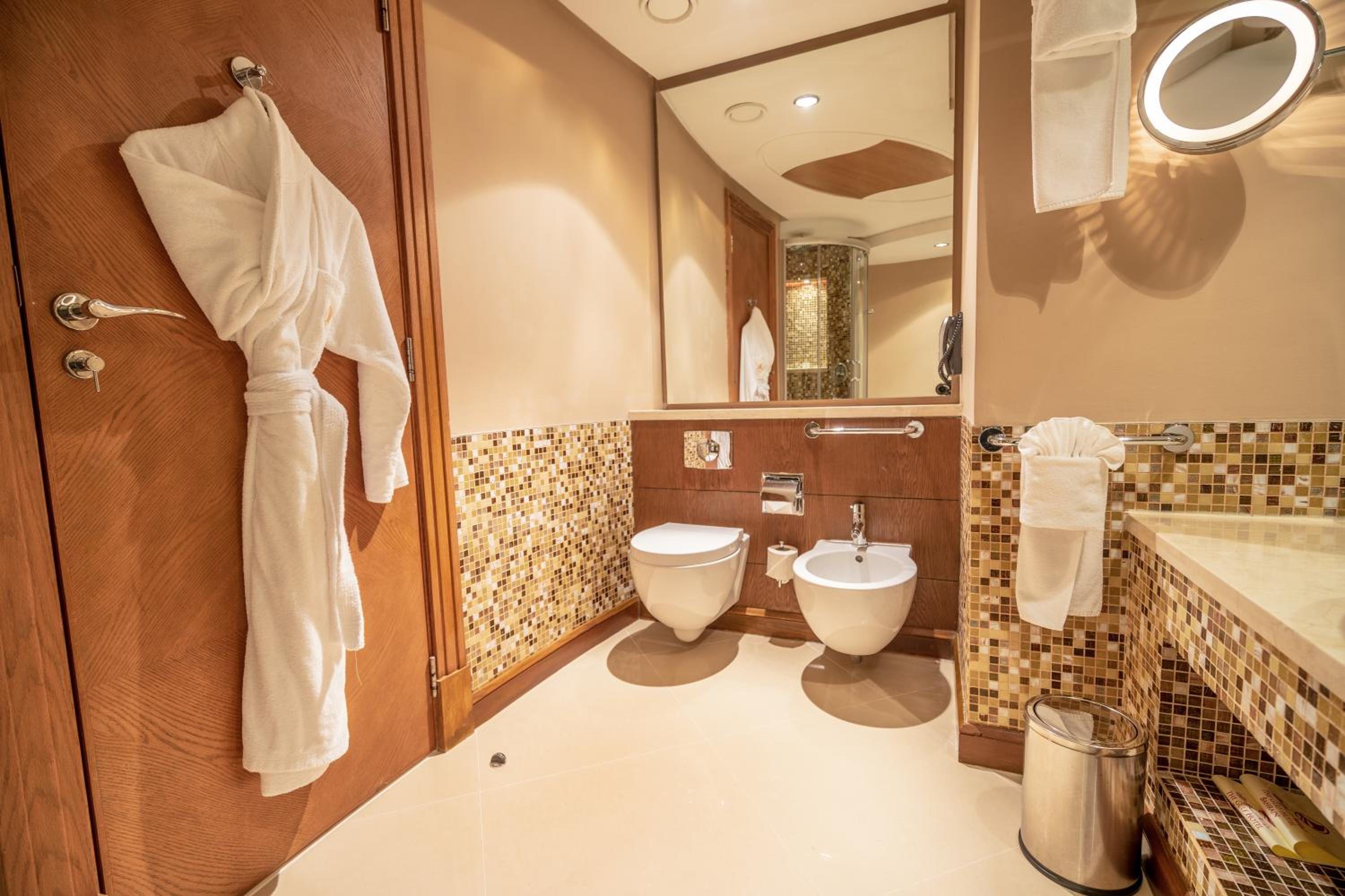 Deluxe King Room - Photo 4