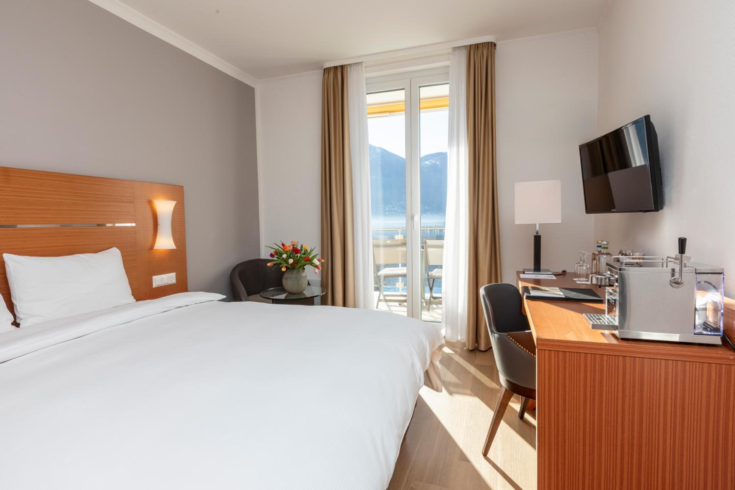 Classic Double Room with Lake view