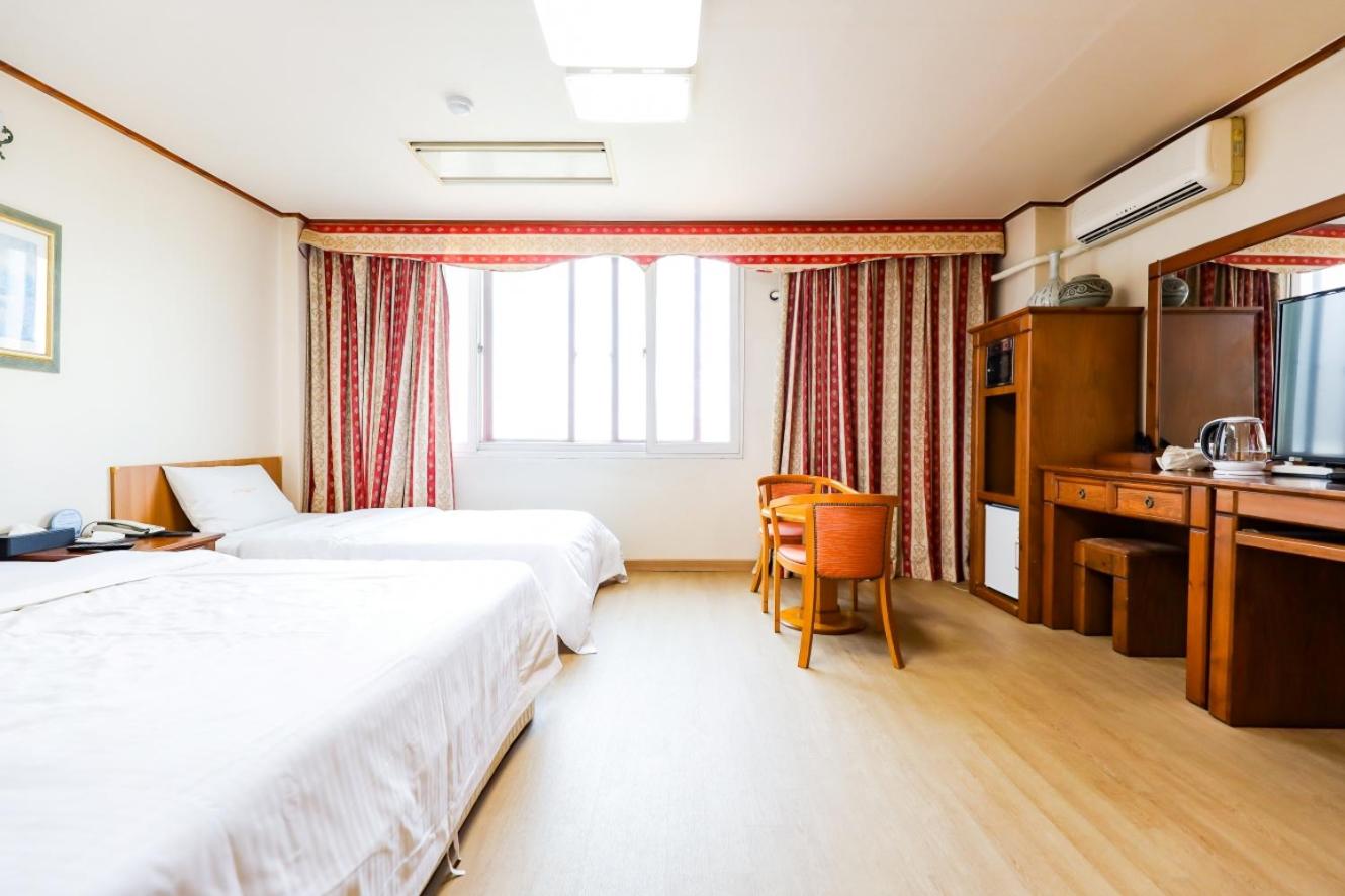 Standard Twin Room - Photo 8