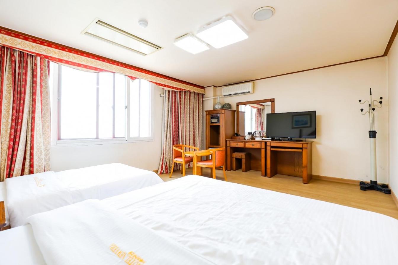 Standard Twin Room - Photo 7