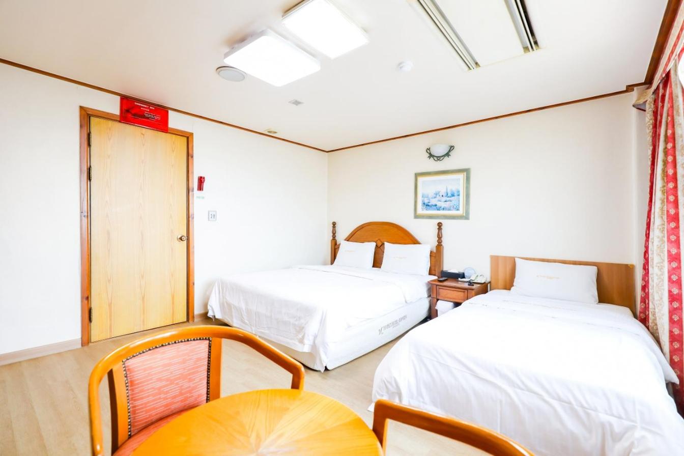 Standard Twin Room - Photo 4