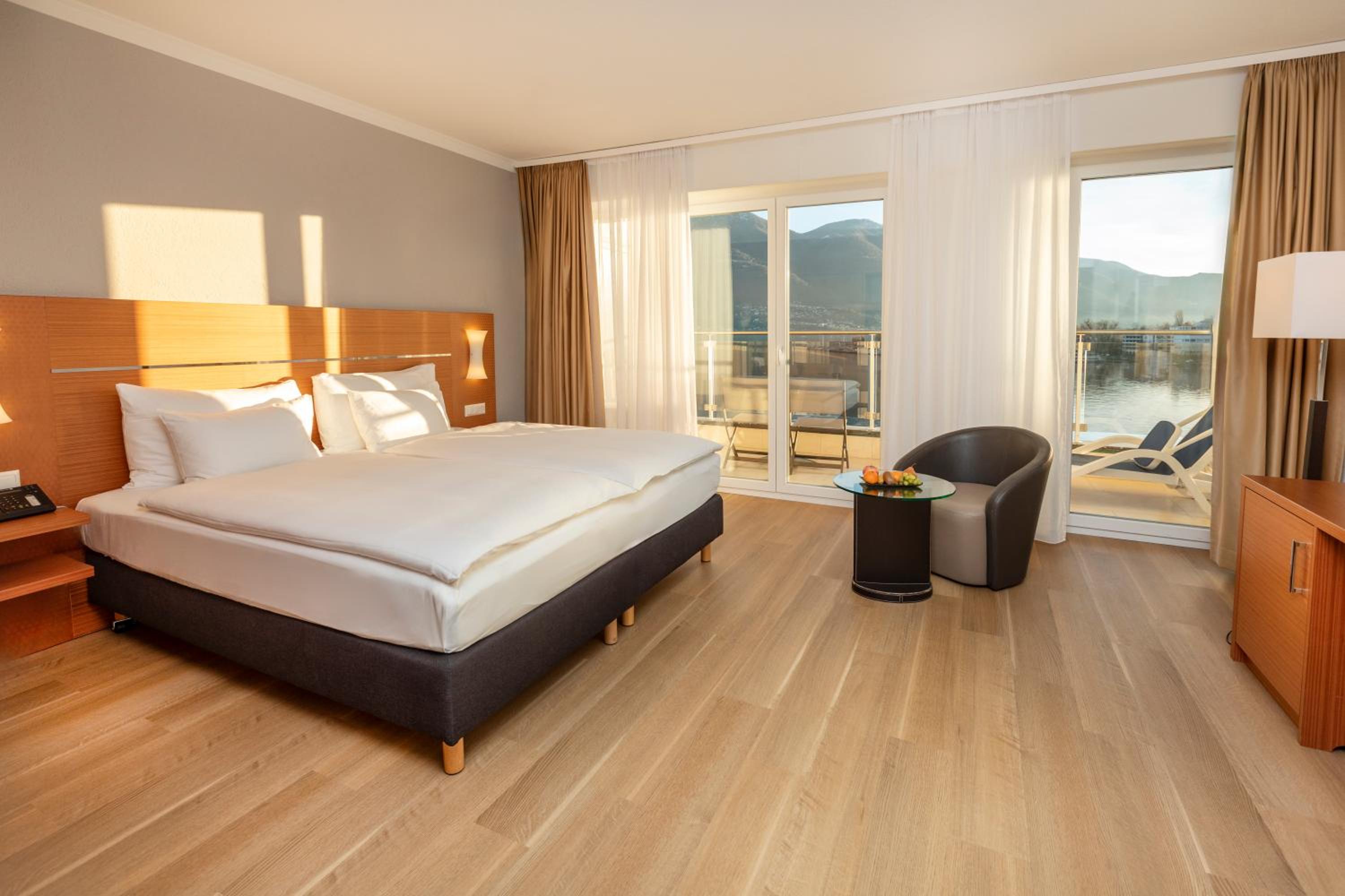 Superior Double Room with Lake View - High Floor thumbnail 5