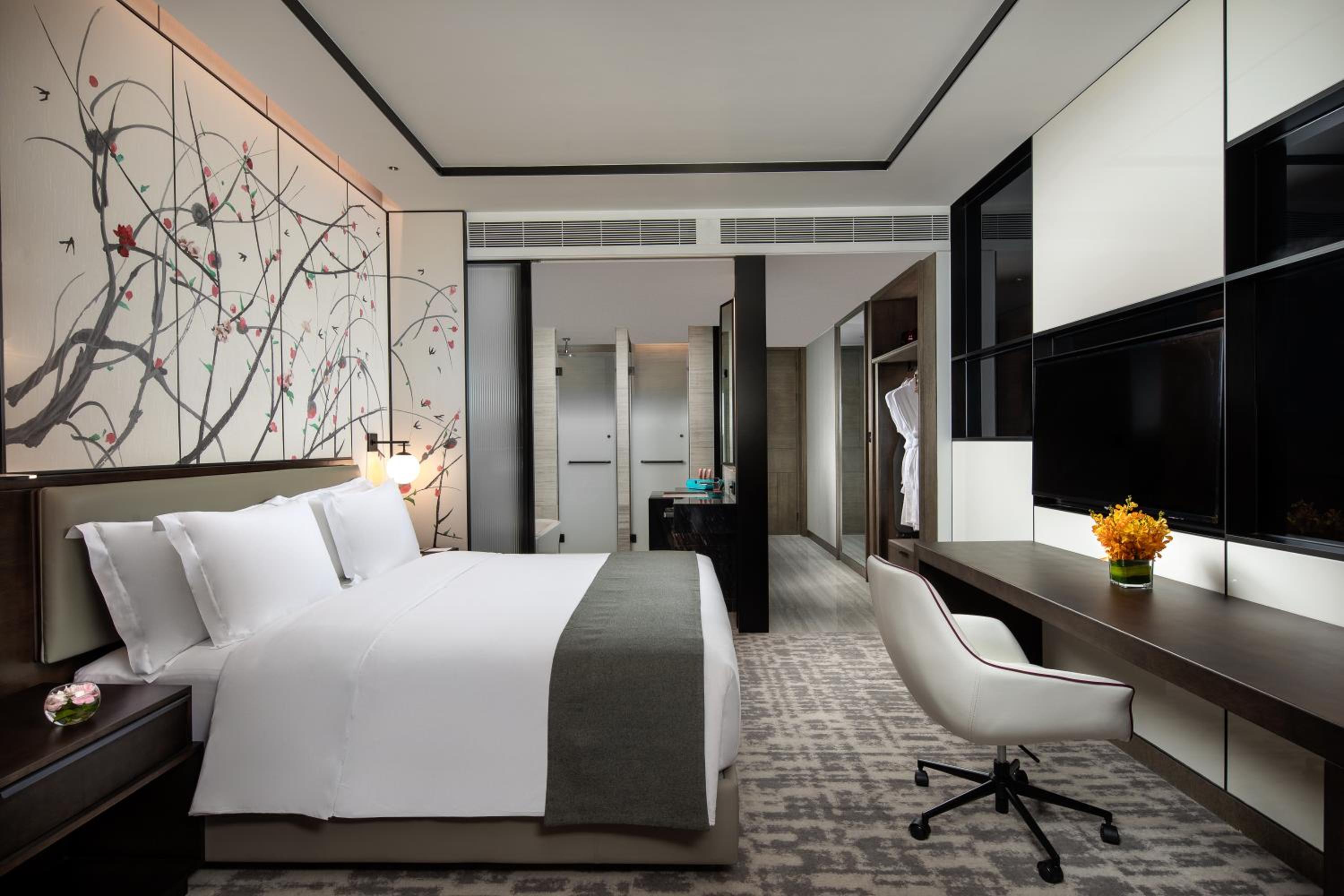 Standard King Room with Courtyard View - Photo 4