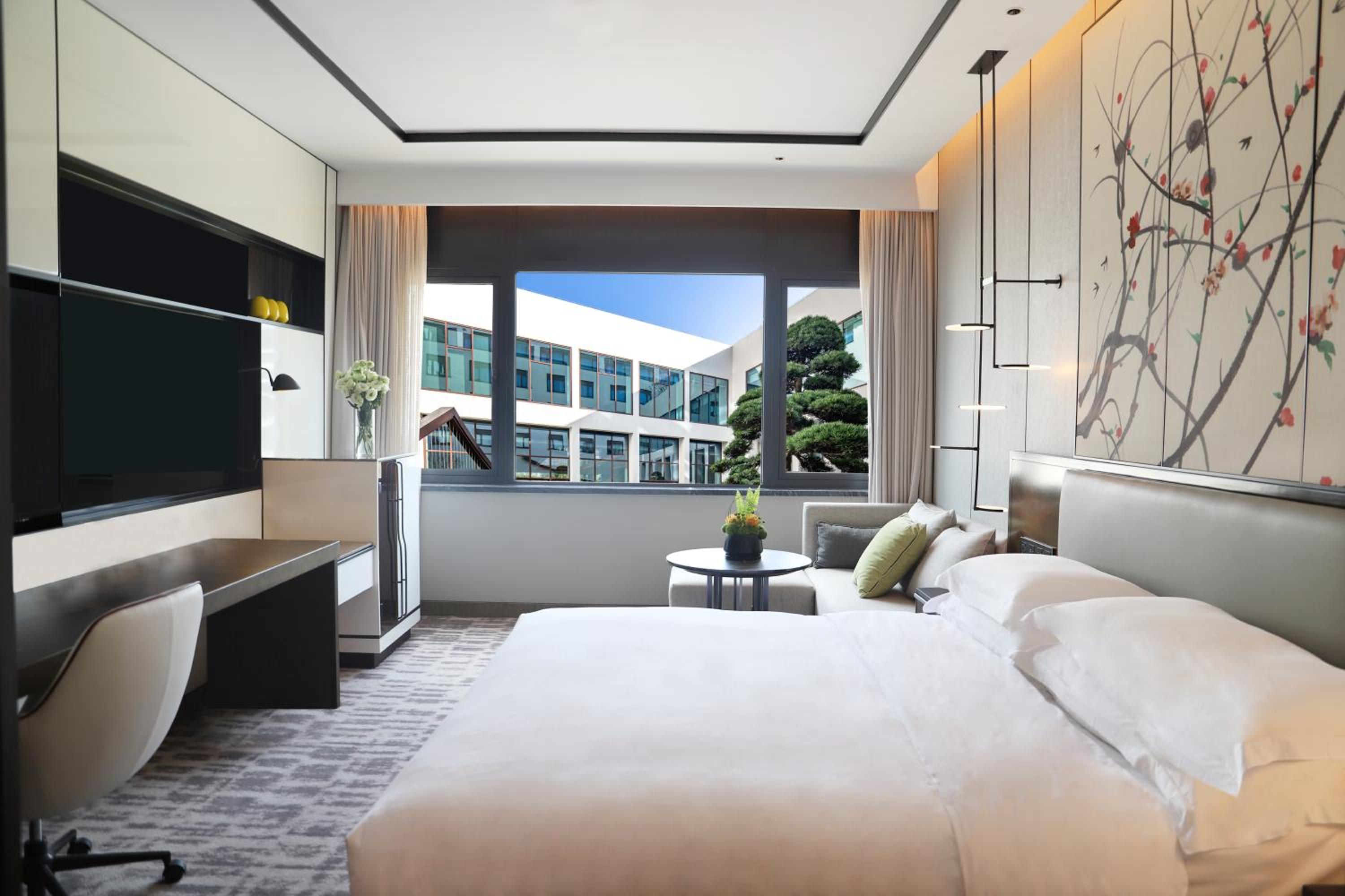 Standard King Room with Courtyard View - Photo 3