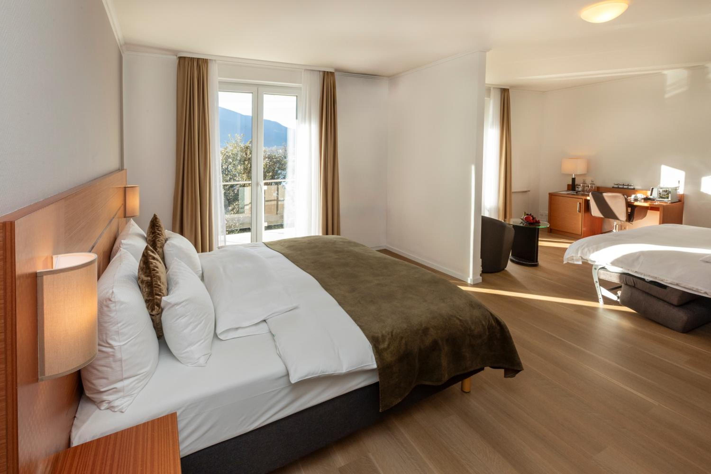 Suite with Lake View thumbnail 6