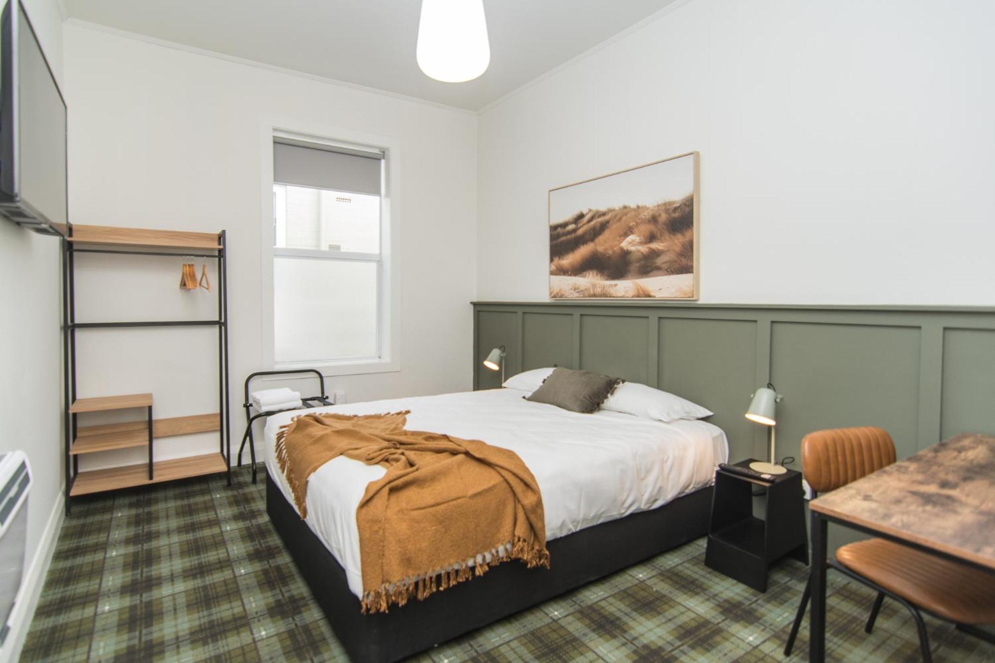 Queen Classic with Basin and share bathroom 