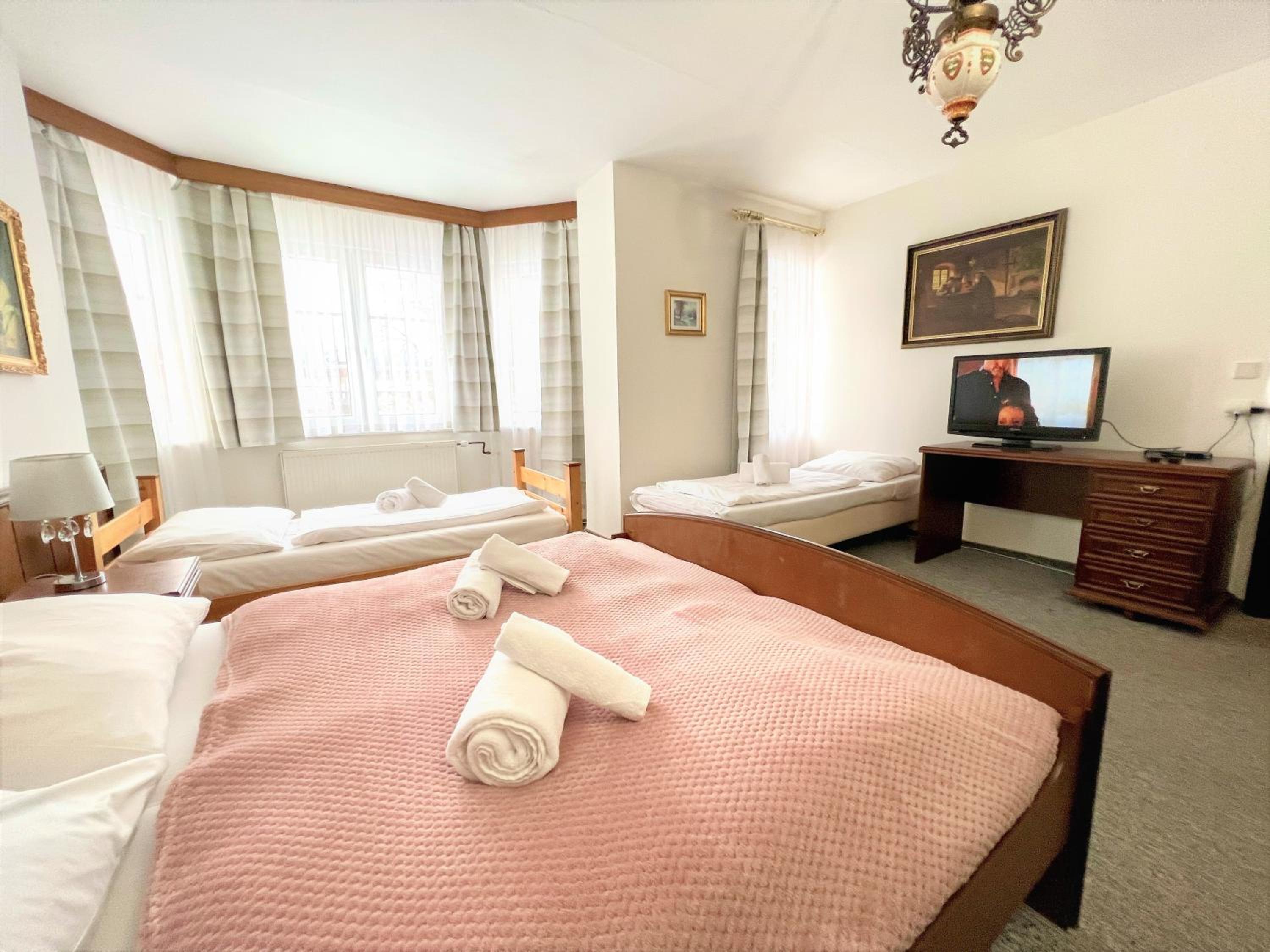 Quadruple Room with Bath photo 3