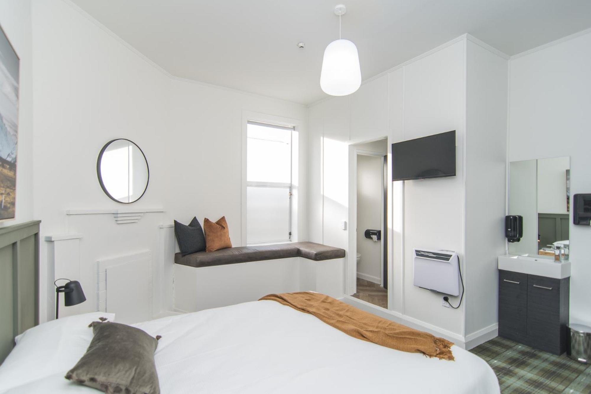Queen Deluxe Ensuite - Photo 2