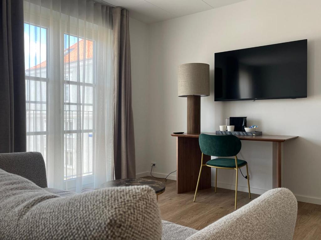 One-Bedroom Executive King Suite with Kitchenette - Non-Smoking - Photo 3
