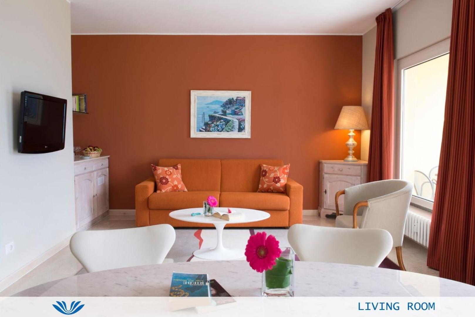 One-Bedroom Suite with Lake View - Photo 1