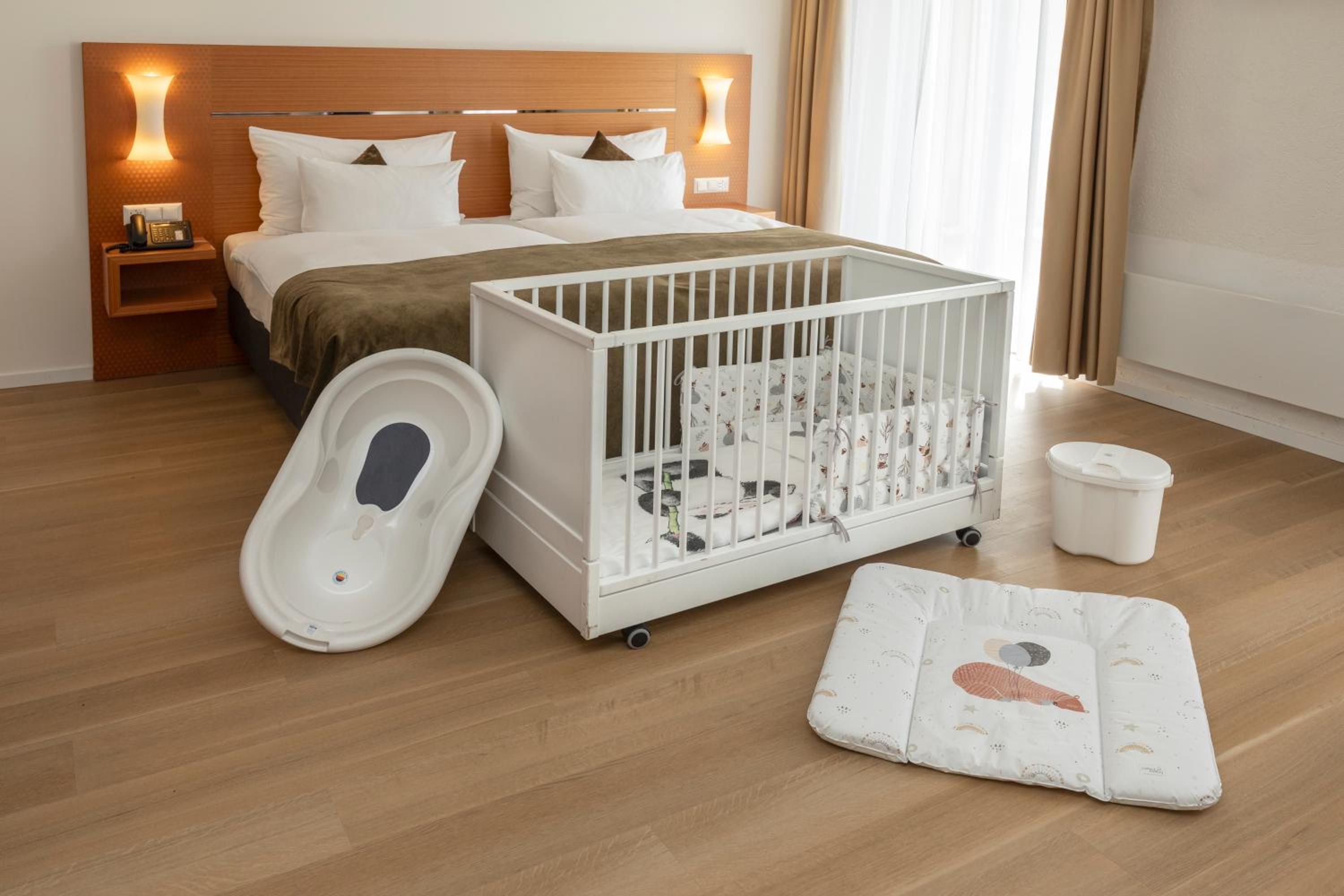 Junior Suite with Lake View thumbnail 6