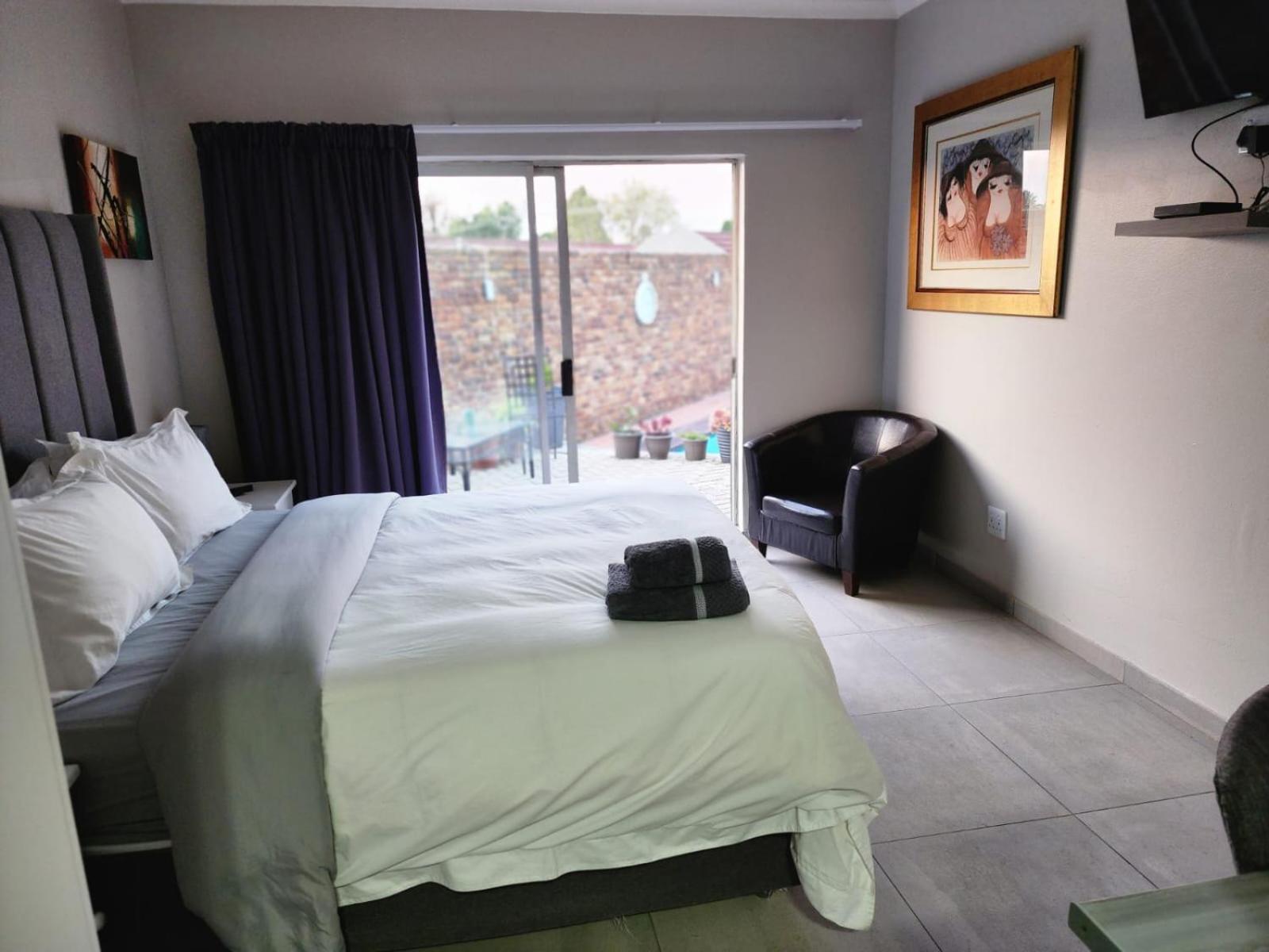 Double Room with Pool View photo 3