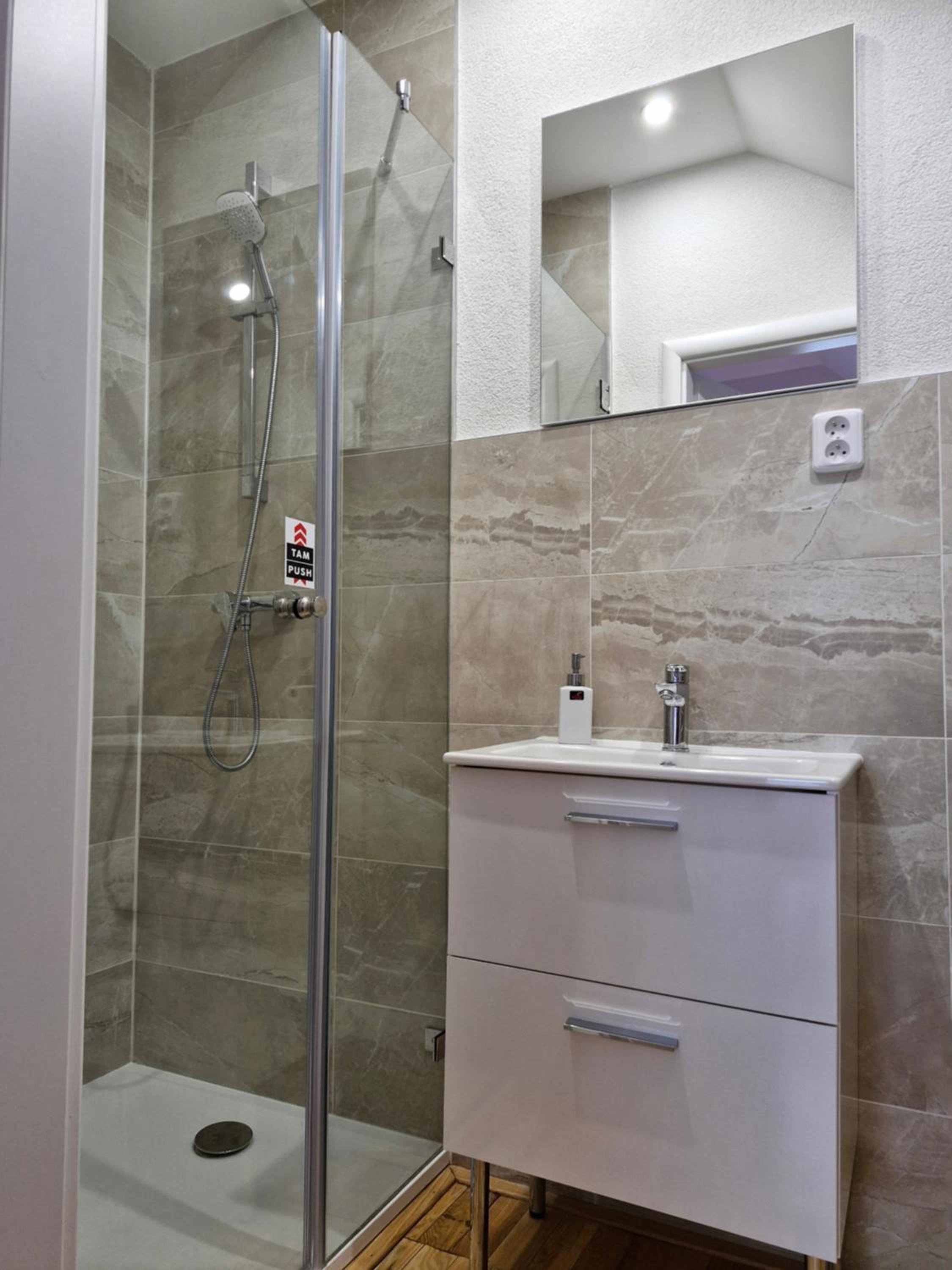 Quadruple Room with Private Bathroom photo 3
