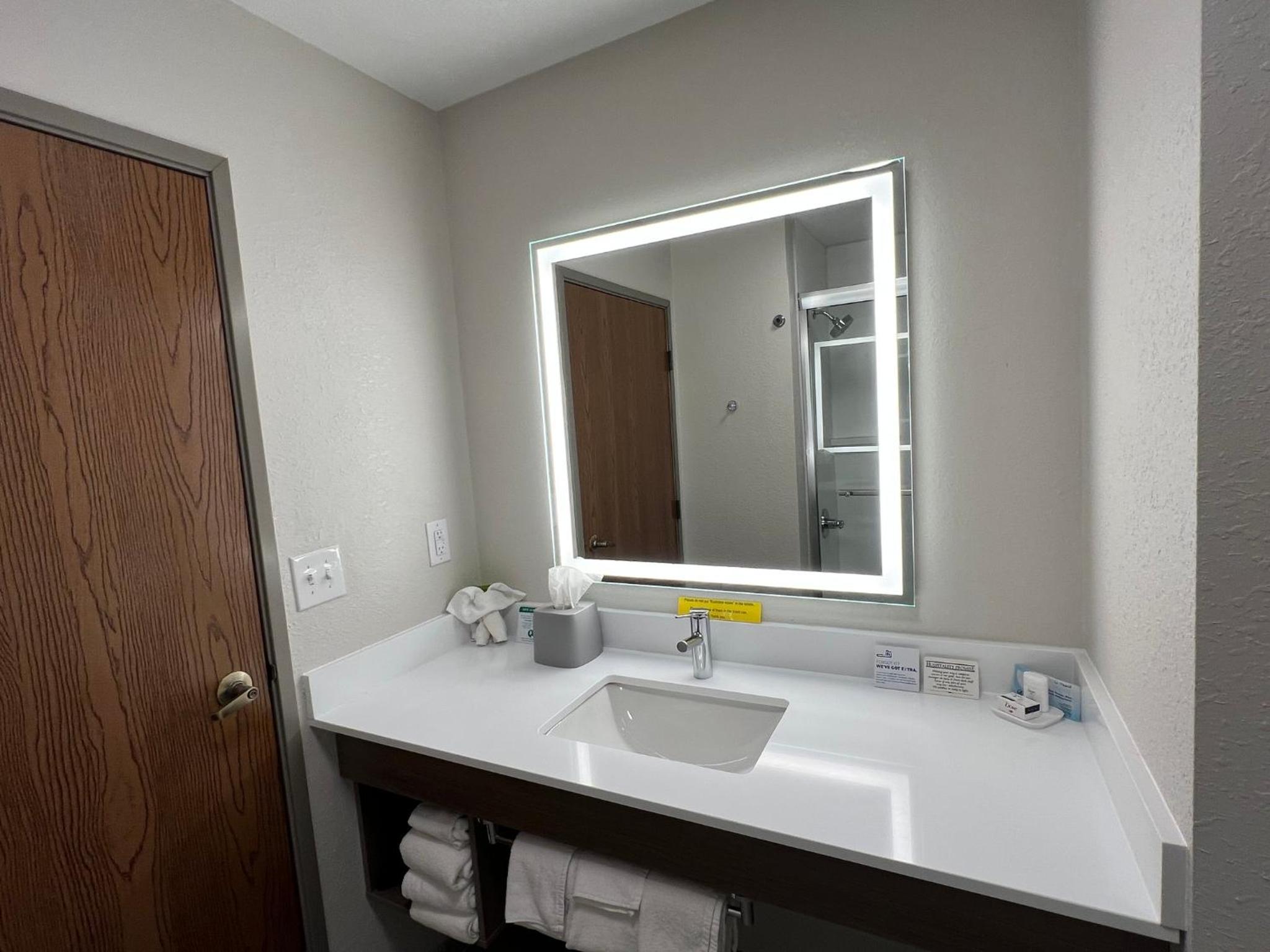Standard King Room - Photo 10