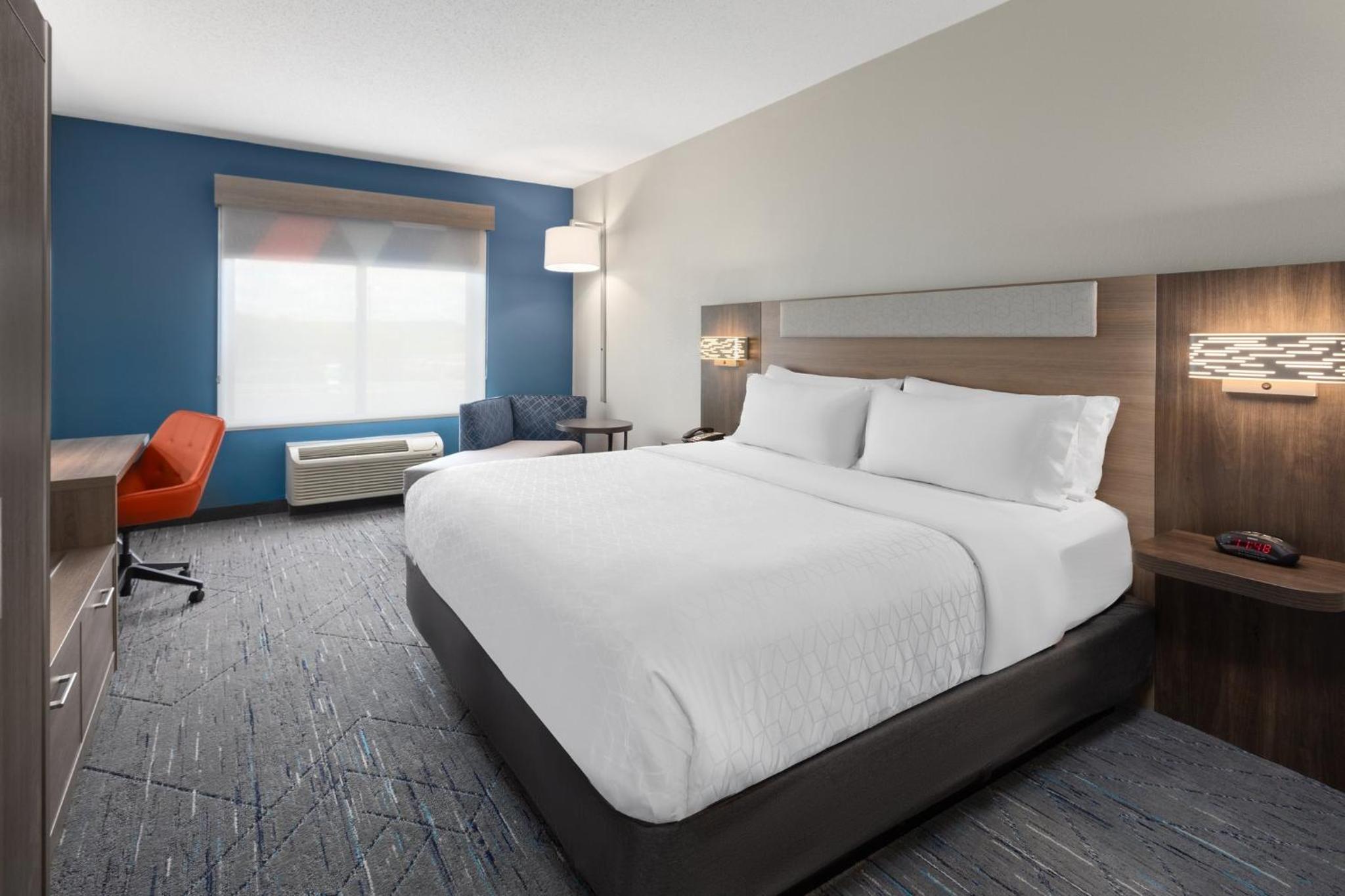 Standard King Room - Photo 11