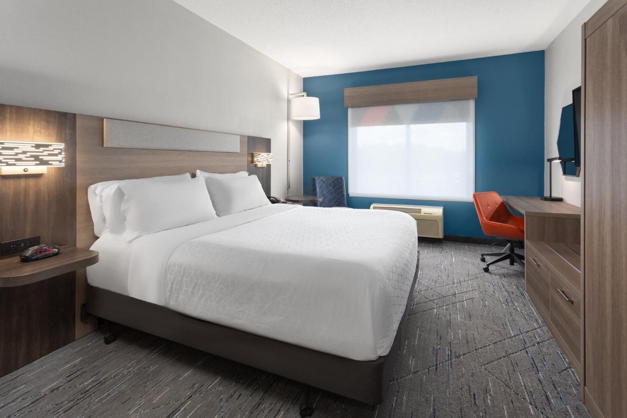 Standard King Room - Photo 9